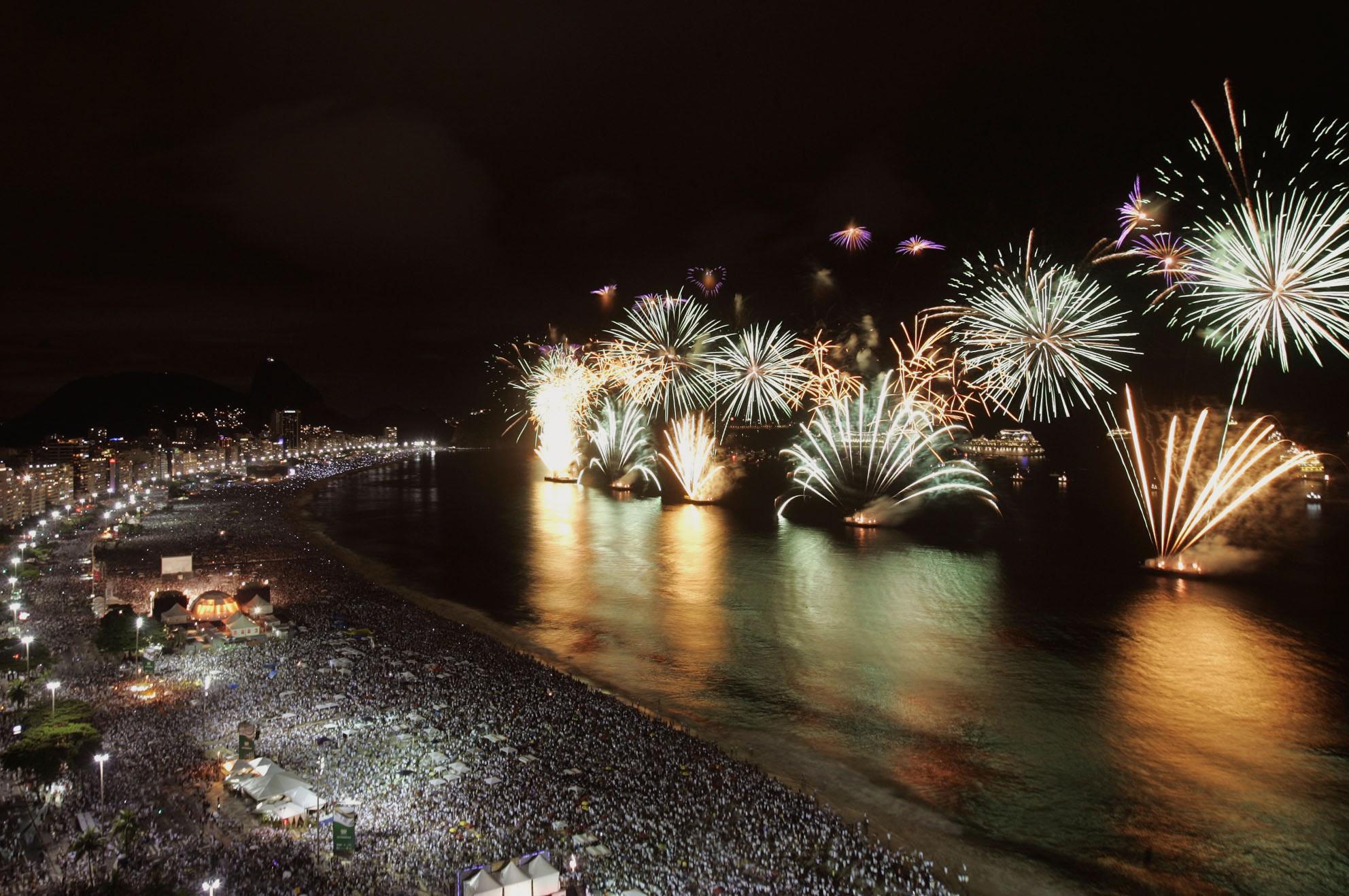 New year events. Новый год пляж Копакабана в Рио-де-Жанейро. Reveillon Бразилия. Салют Рио де Жанейро. Салют в Кабардинке.