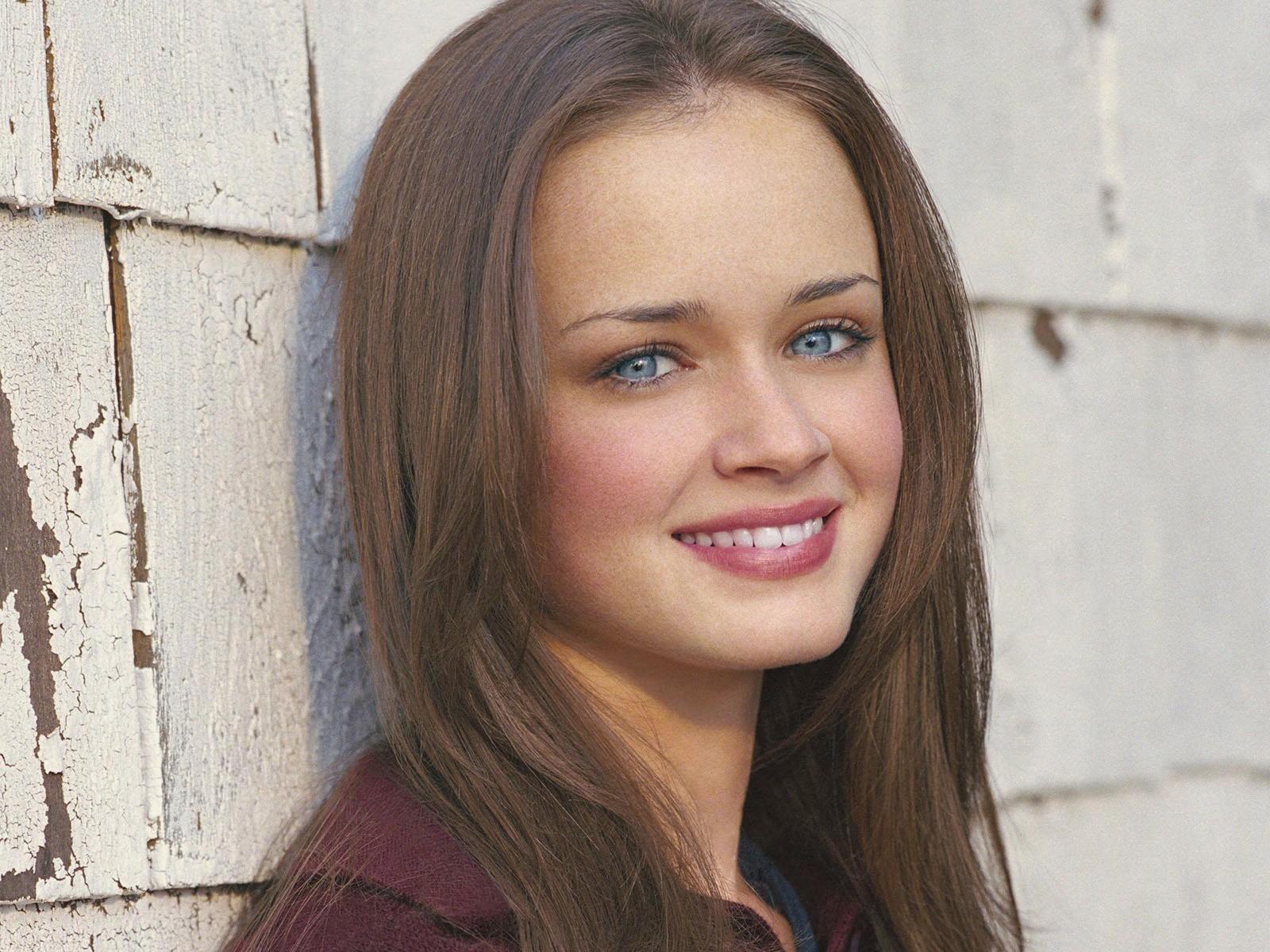 Alexis Bledel at 320 x 480 iPhone size wallpapers HD quality