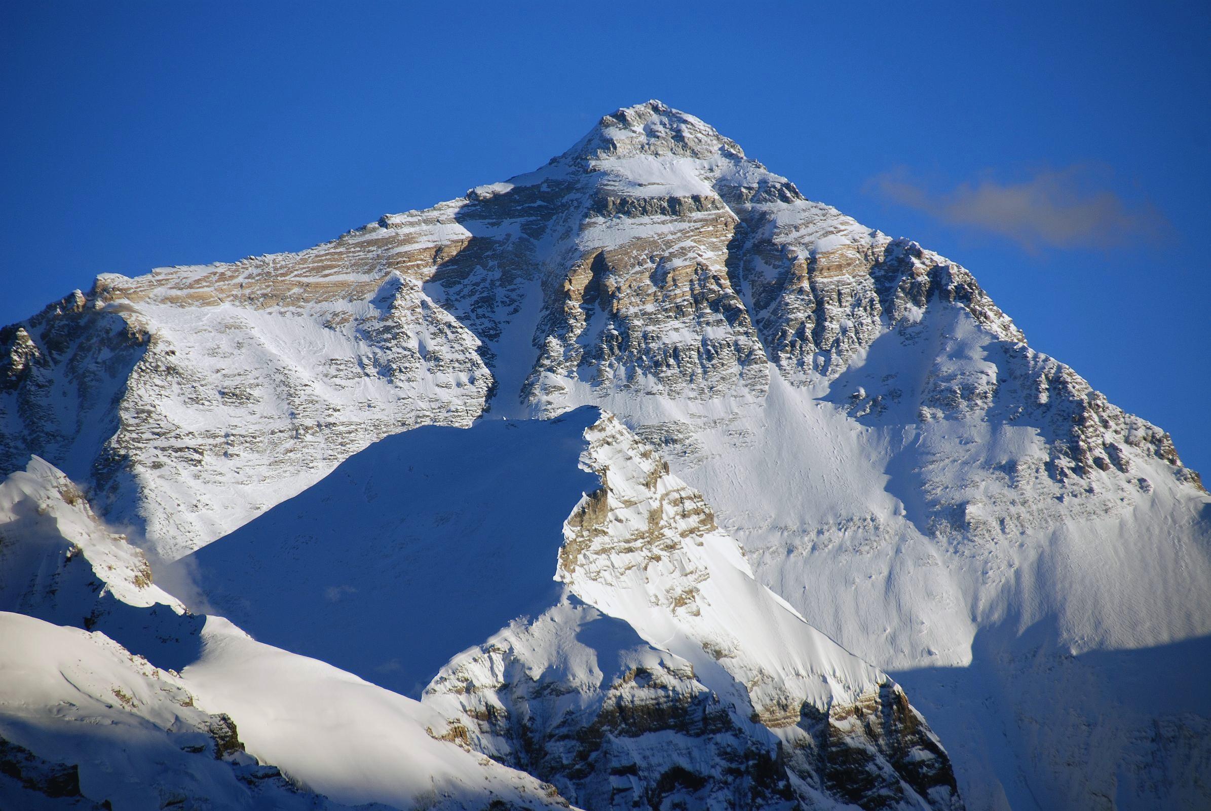 Everest at 640 x 1136 iPhone 5 size wallpapers HD quality