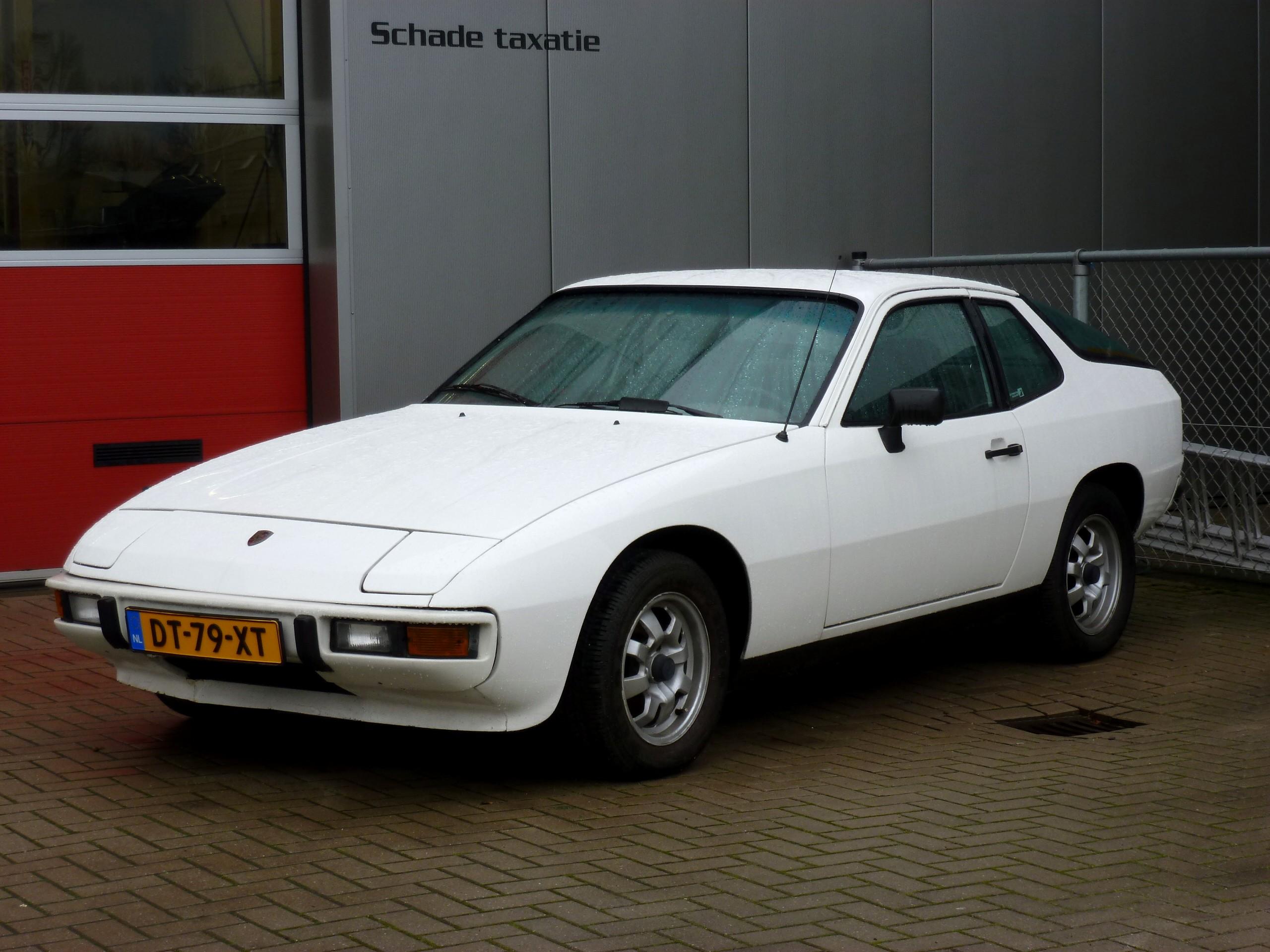 Porsche 924 at 1600 x 1200 size wallpapers HD quality
