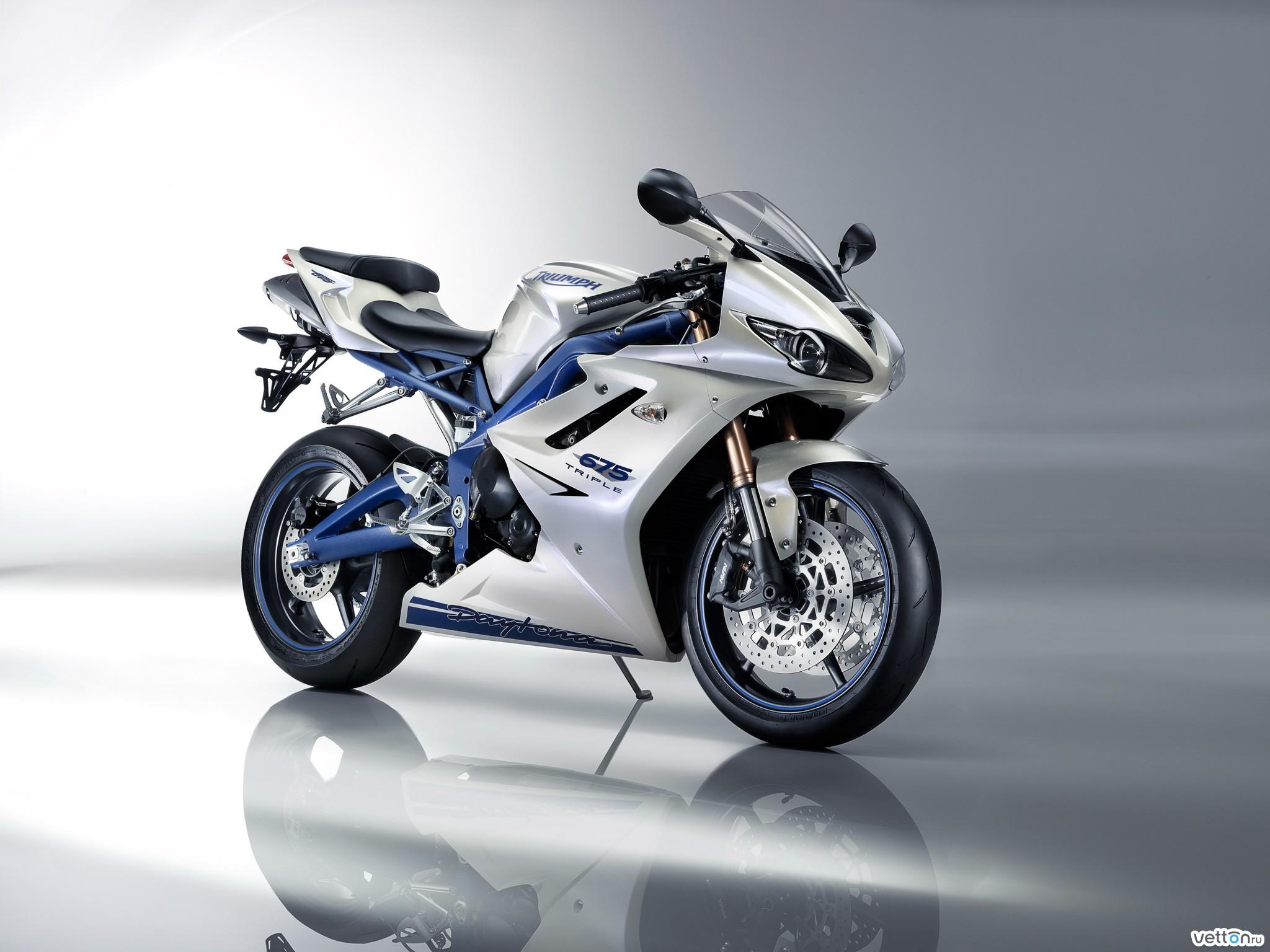 Triumph Daytona at 640 x 960 iPhone 4 size wallpapers HD quality