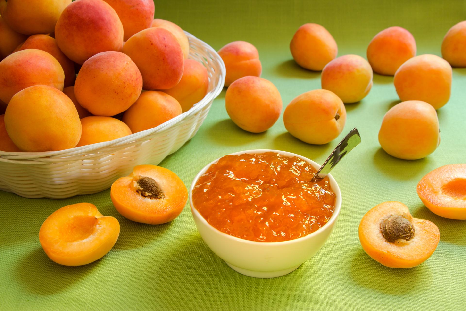 Фрукты персики абрикосы сливы в тарелке бесплатно
