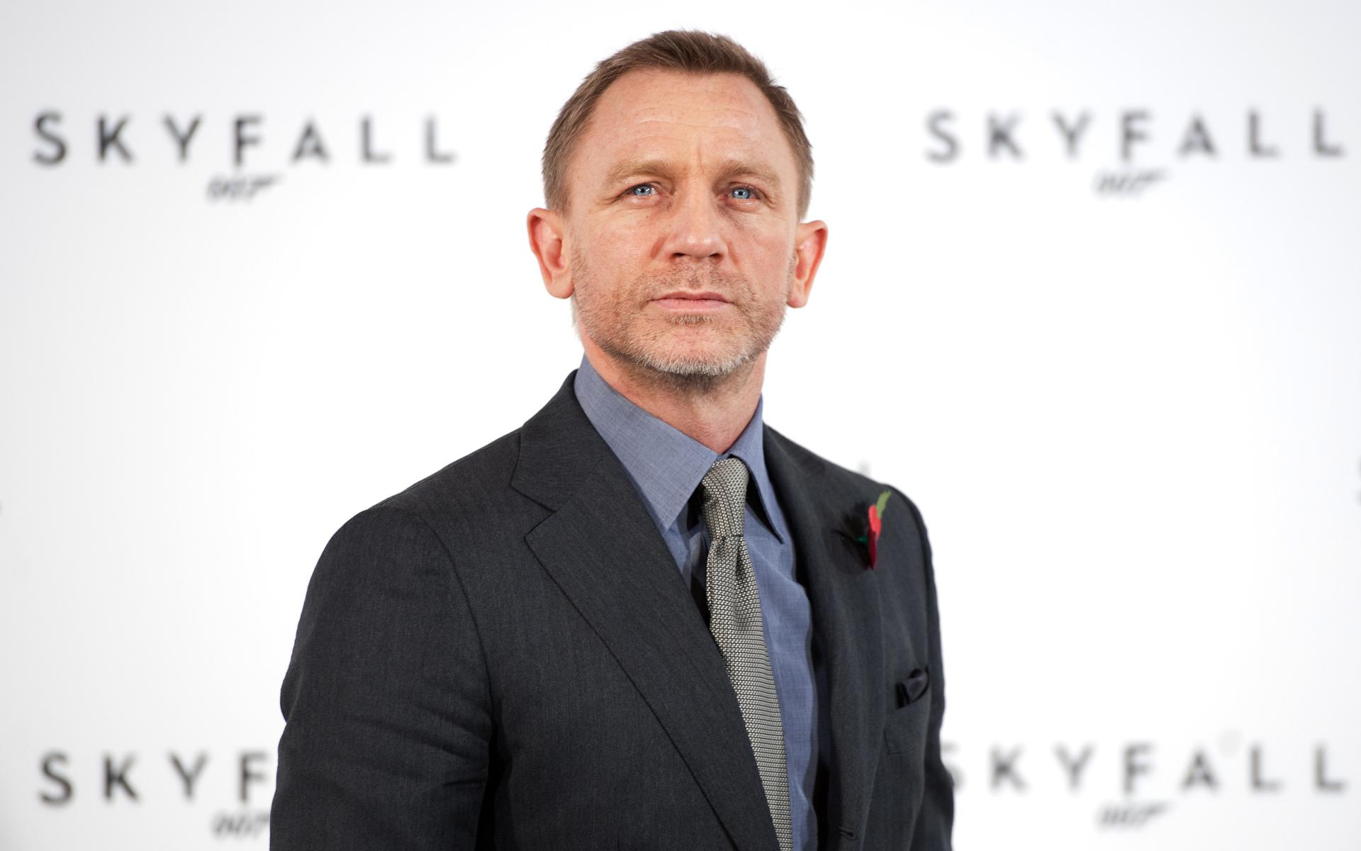 Daniel Craig at 320 x 480 iPhone size wallpapers HD quality