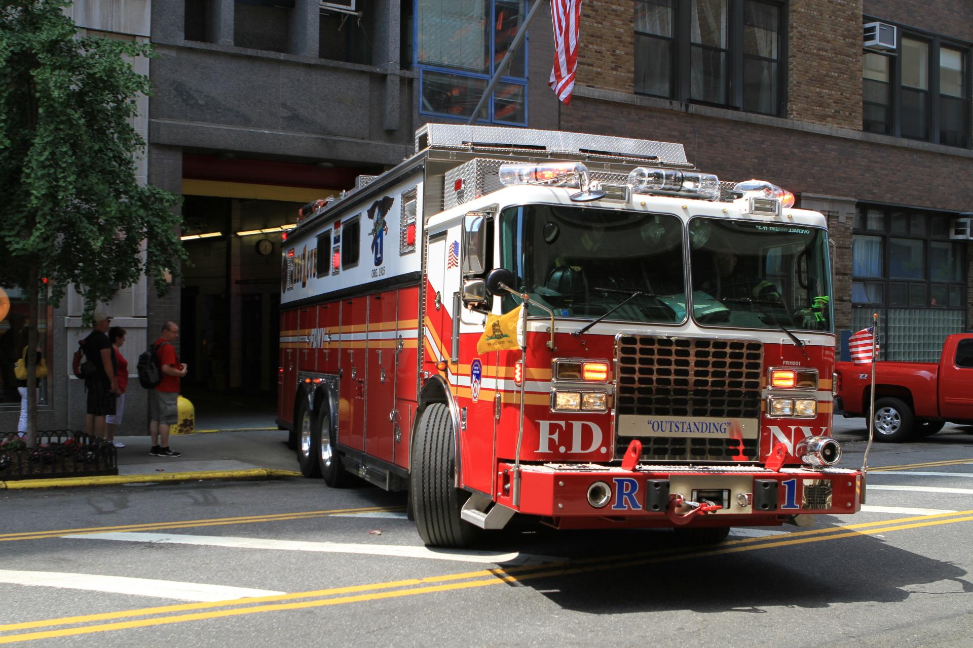 Fire Truck at 1152 x 864 size wallpapers HD quality