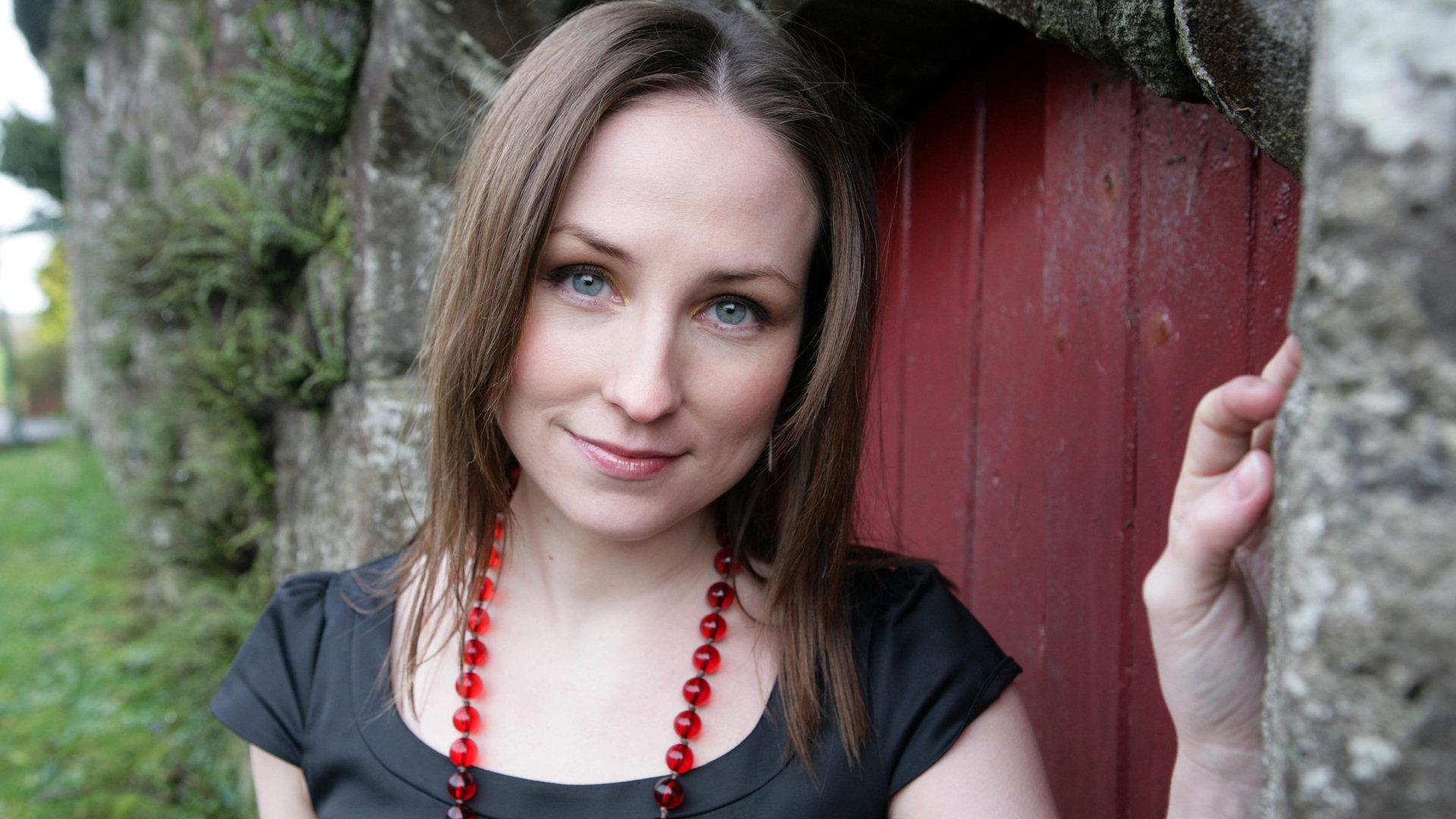 Julie Fowlis at 1334 x 750 iPhone 7 size wallpapers HD quality