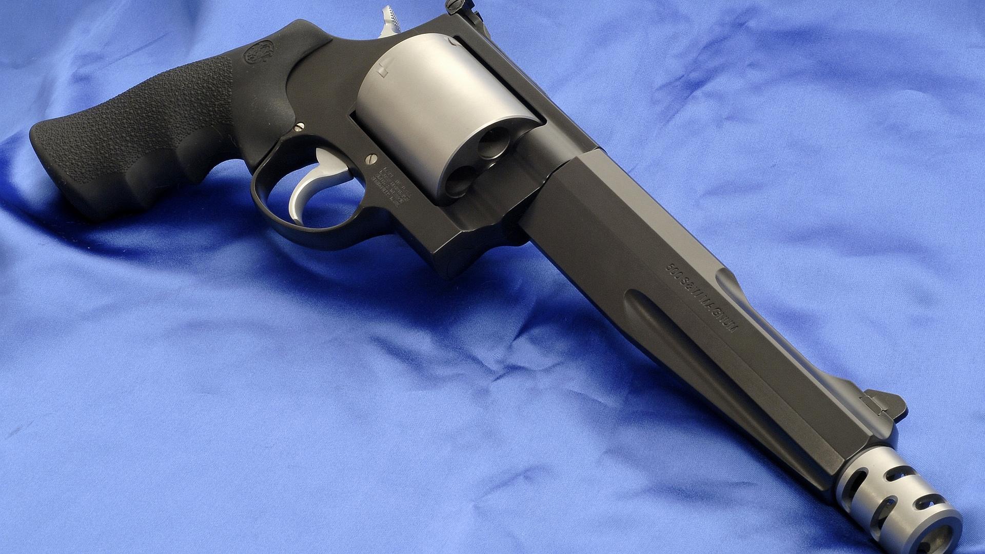 Smith and Wesson 500 Magnum Revolver at 640 x 960 iPhone 4 size wallpapers HD quality