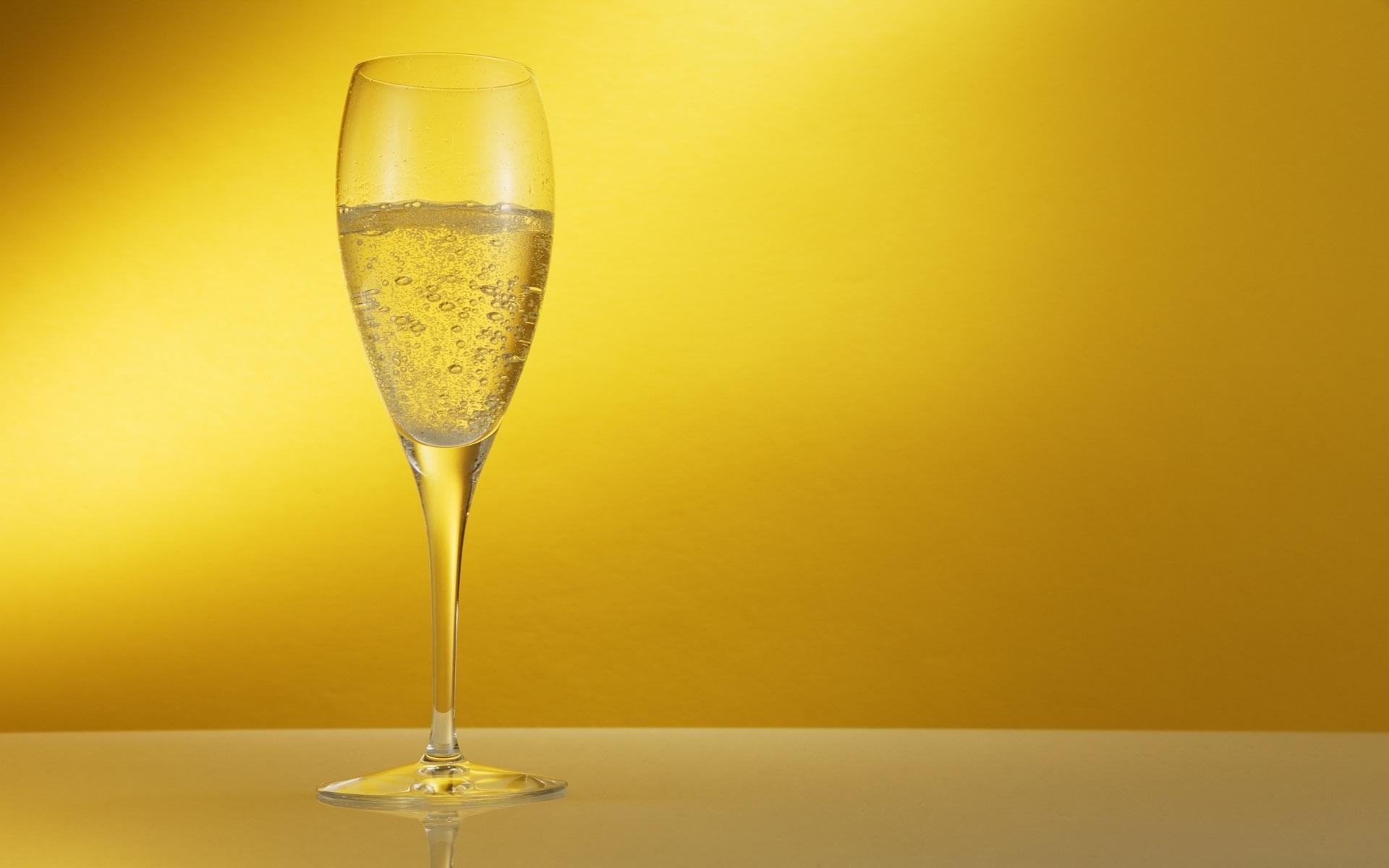 Champagne at 320 x 480 iPhone size wallpapers HD quality