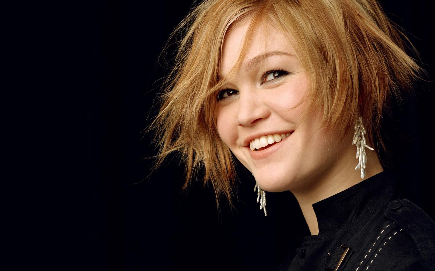 Julia Stiles at 750 x 1334 iPhone 6 size wallpapers HD quality