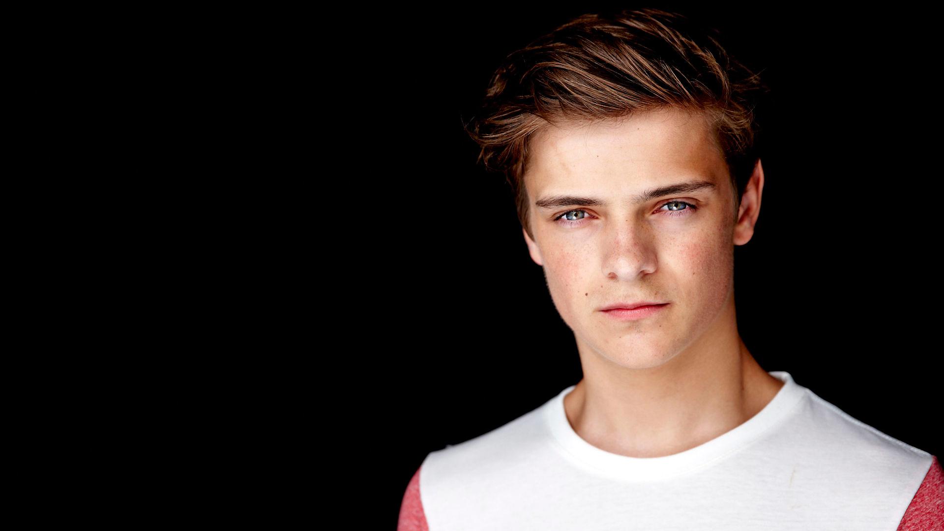 Martin Garrix at 640 x 960 iPhone 4 size wallpapers HD quality