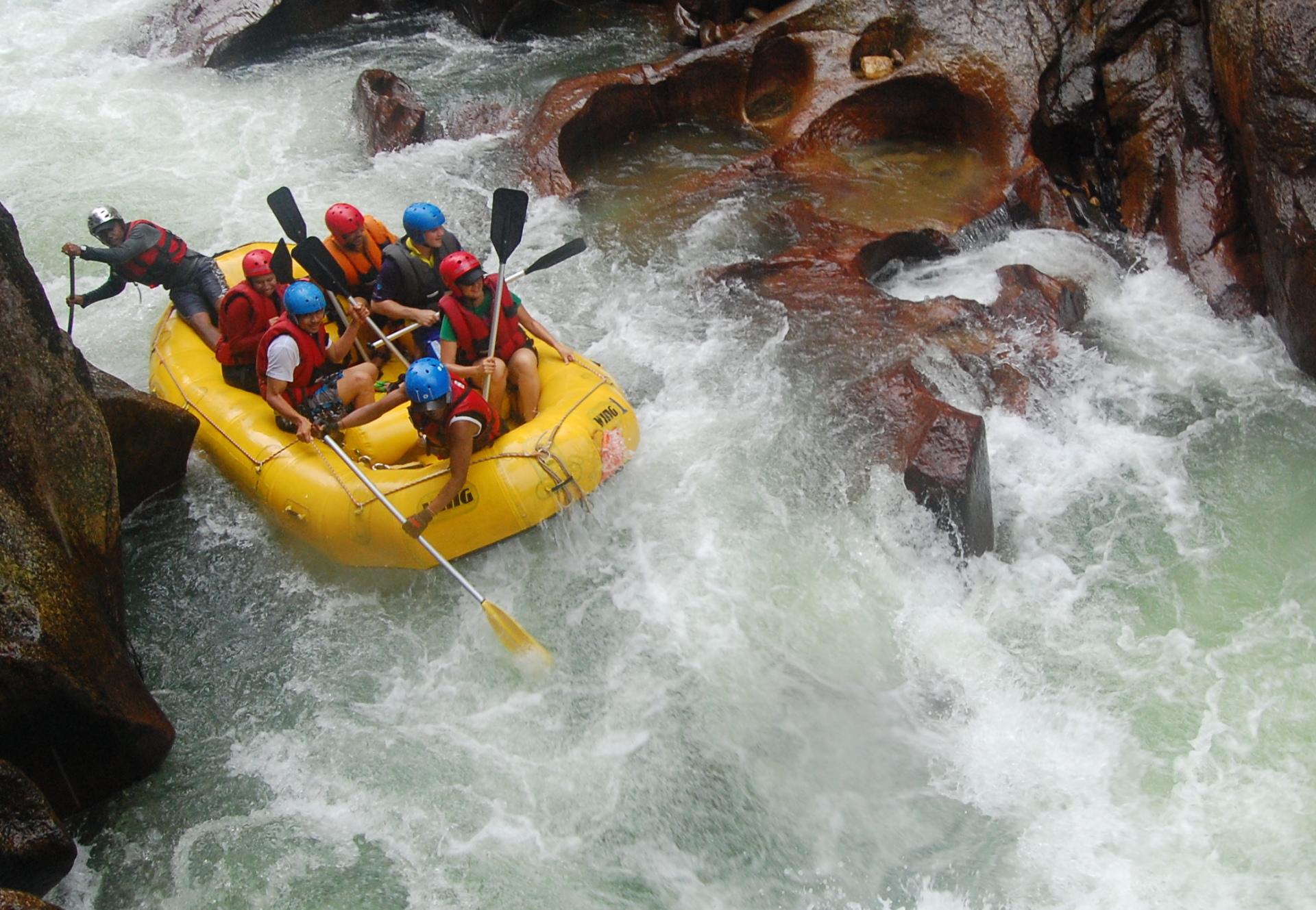 White Water Rafting at 2048 x 2048 iPad size wallpapers HD quality