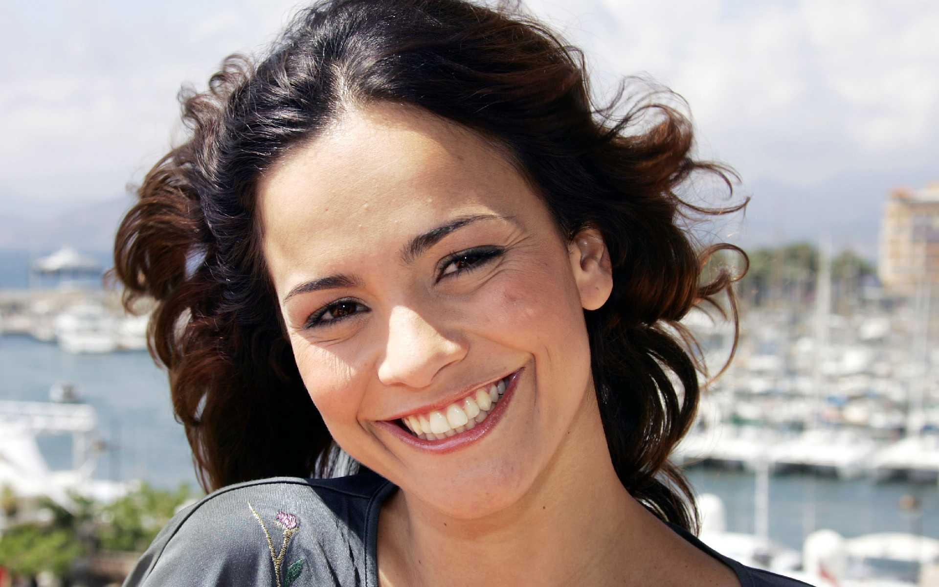 Alice Braga at 750 x 1334 iPhone 6 size wallpapers HD quality