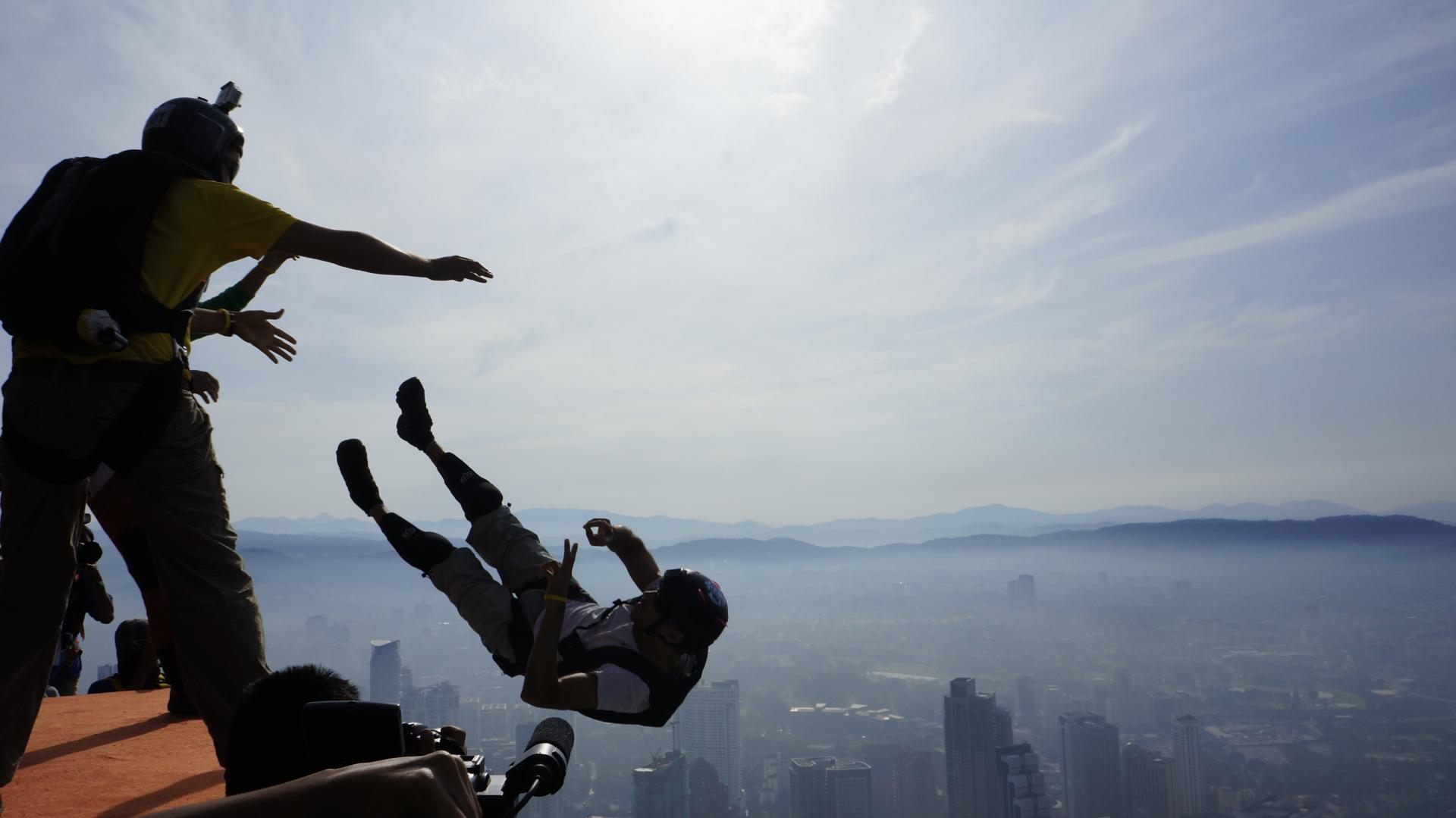 Base Jumping at 1600 x 1200 size wallpapers HD quality