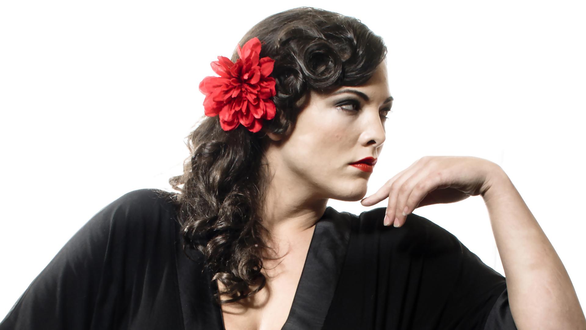 Caro Emerald at 640 x 960 iPhone 4 size wallpapers HD quality