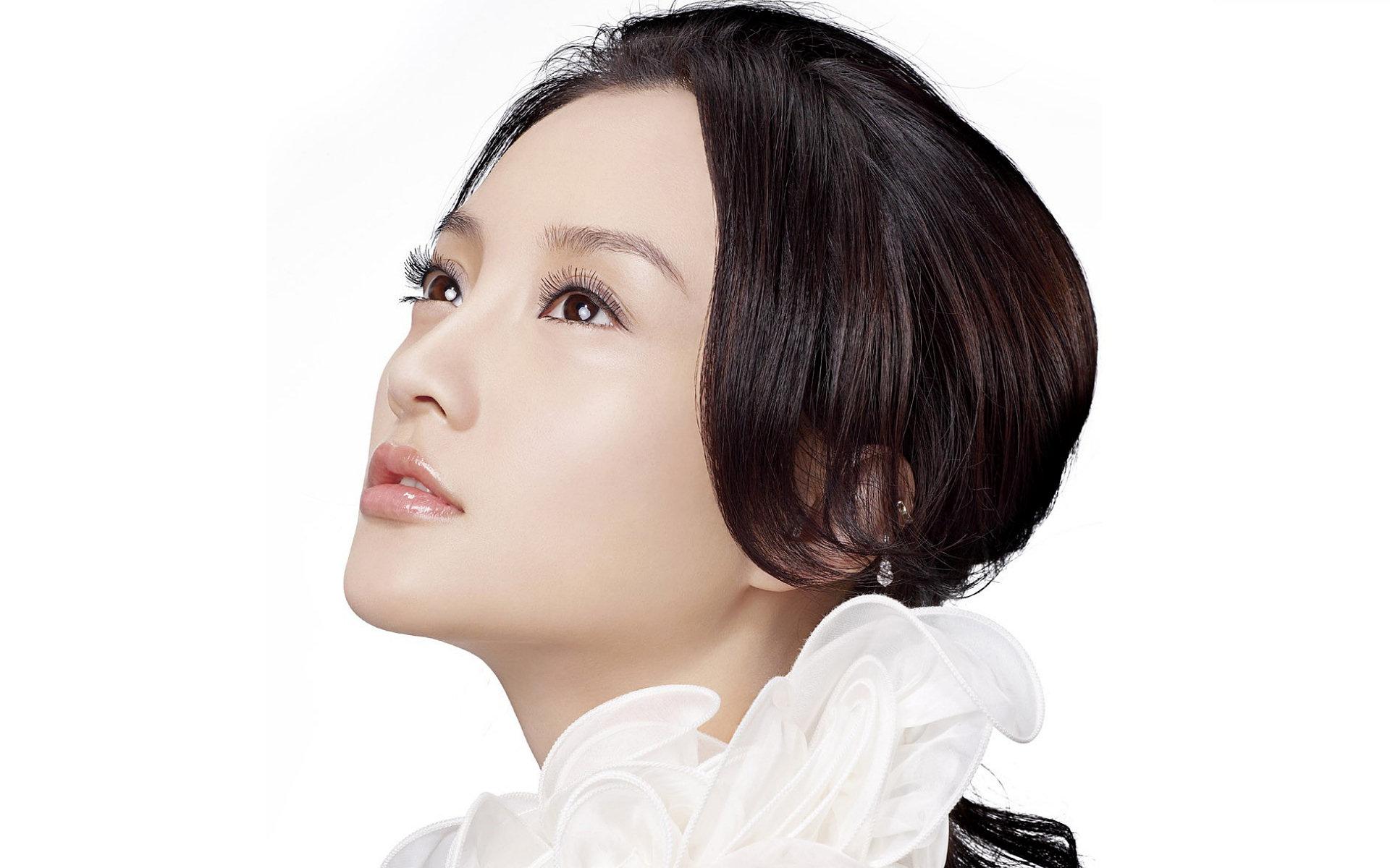 China Celebrity at 2048 x 2048 iPad size wallpapers HD quality