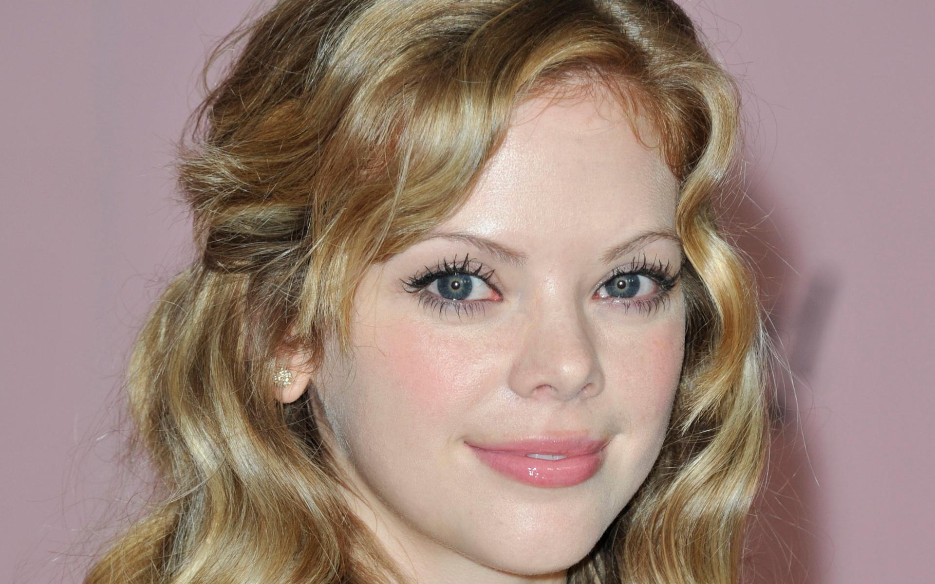 Dreama Walker at 640 x 1136 iPhone 5 size wallpapers HD quality