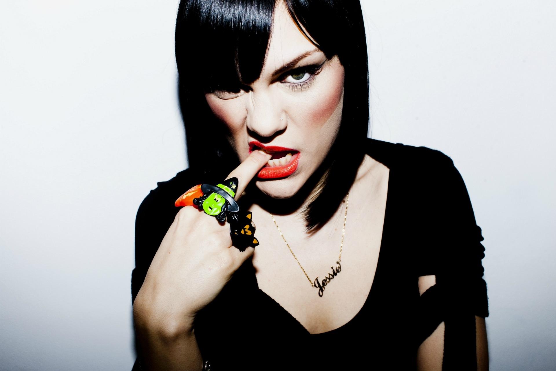 Jessie J at 1600 x 1200 size wallpapers HD quality