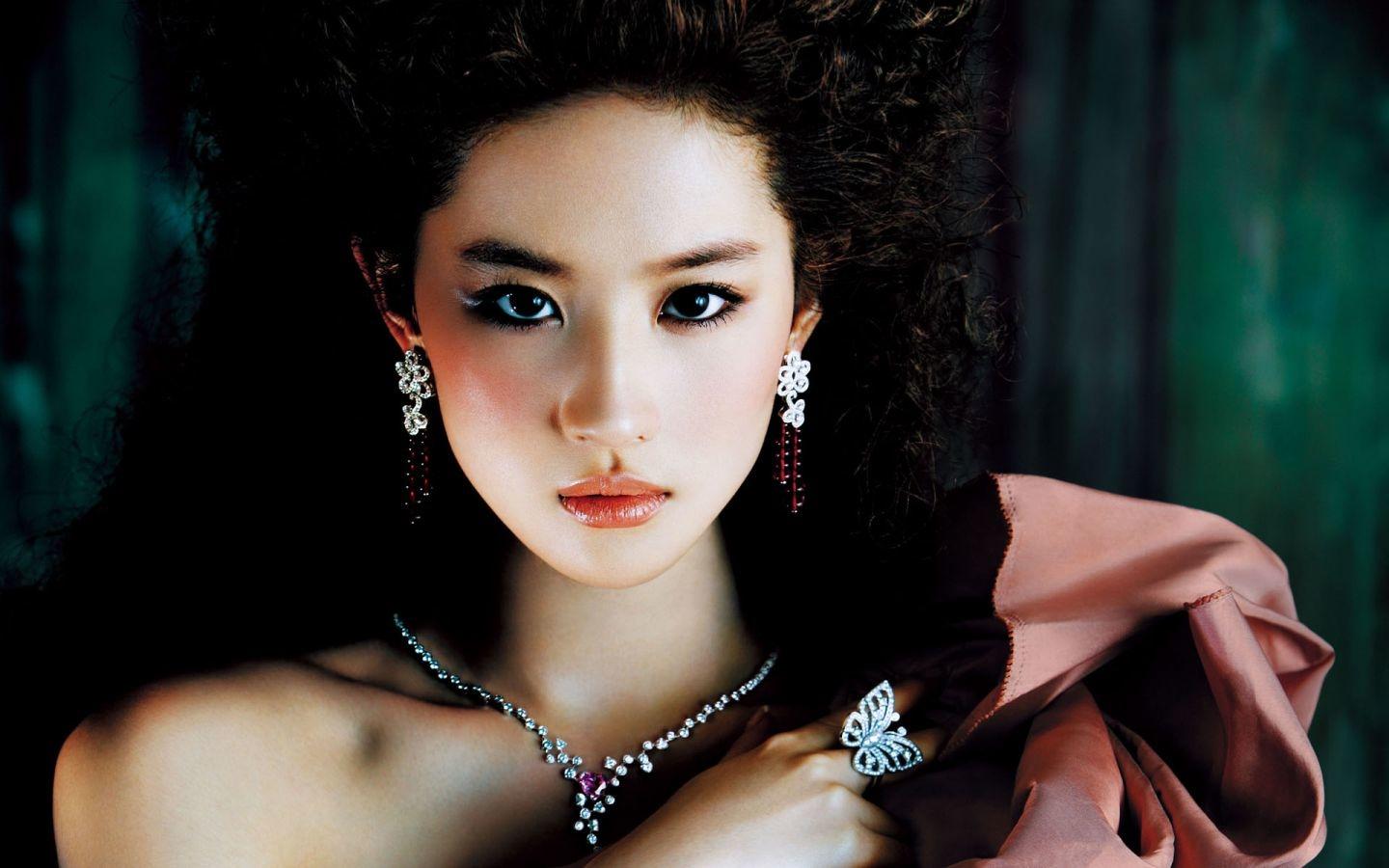 Liu Yifei at 640 x 960 iPhone 4 size wallpapers HD quality
