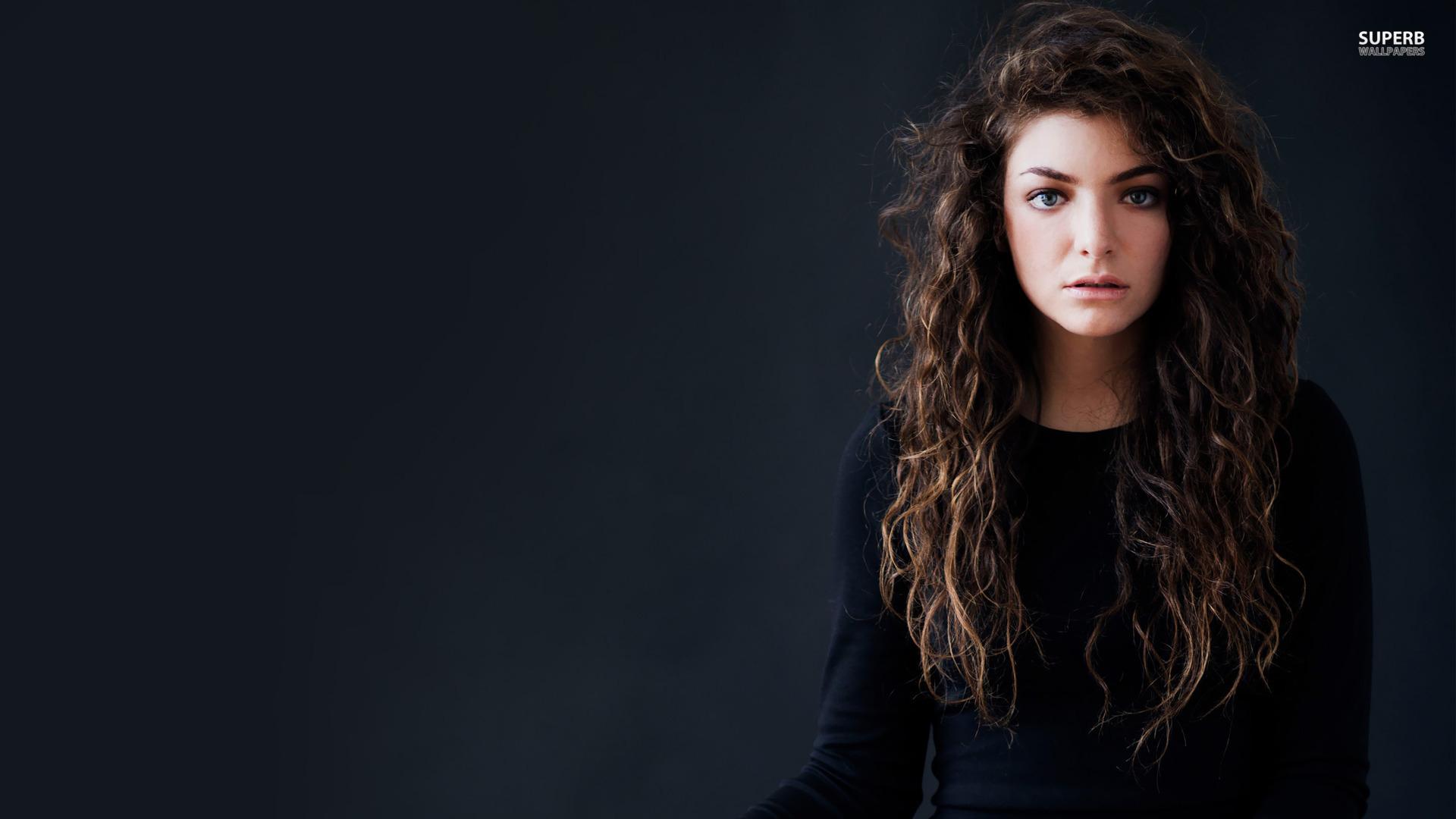 Lorde at 2048 x 2048 iPad size wallpapers HD quality