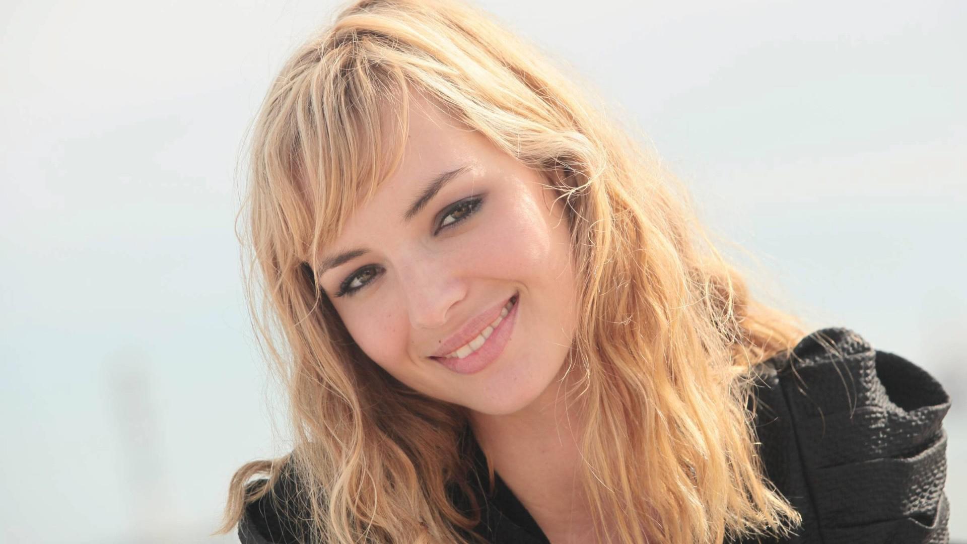 Louise Bourgoin at 1024 x 1024 iPad size wallpapers HD quality