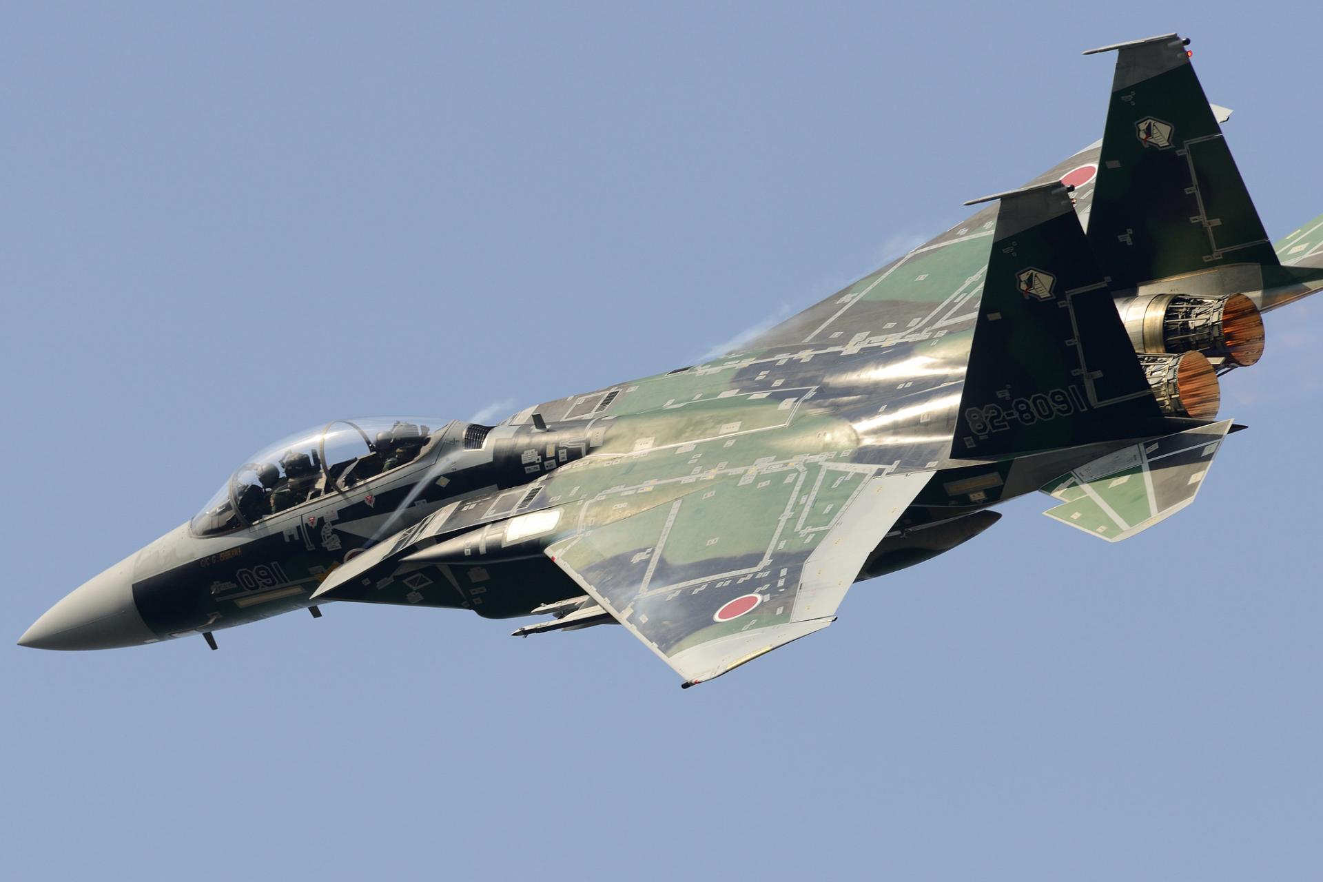 Mitsubishi F-15J at 320 x 480 iPhone size wallpapers HD quality