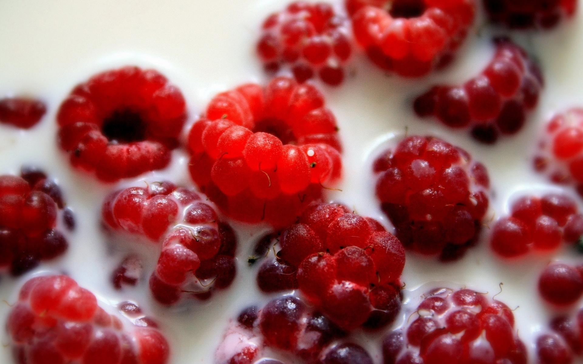 Raspberry at 320 x 480 iPhone size wallpapers HD quality