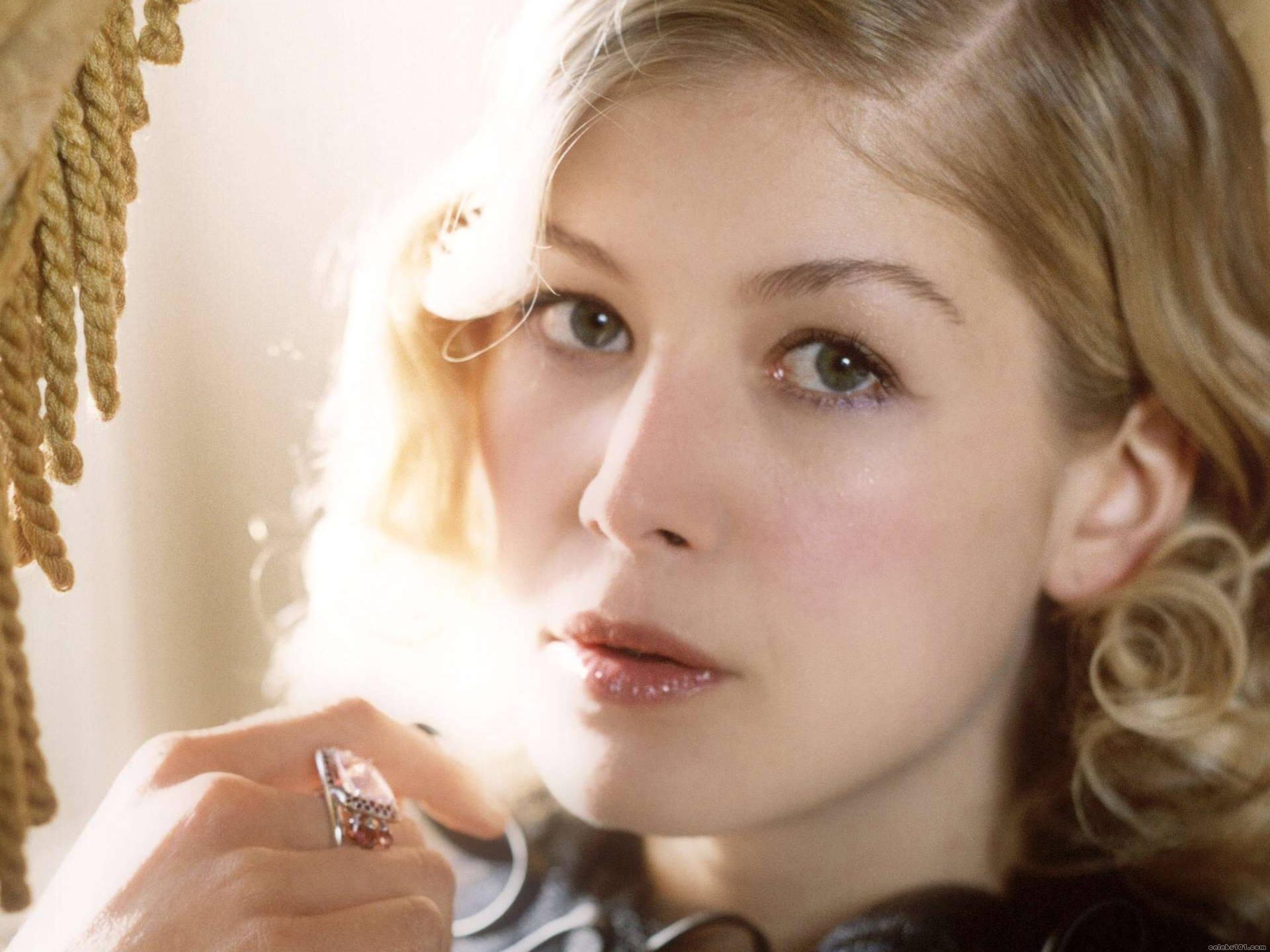 Rosamund Pike at 1024 x 768 size wallpapers HD quality