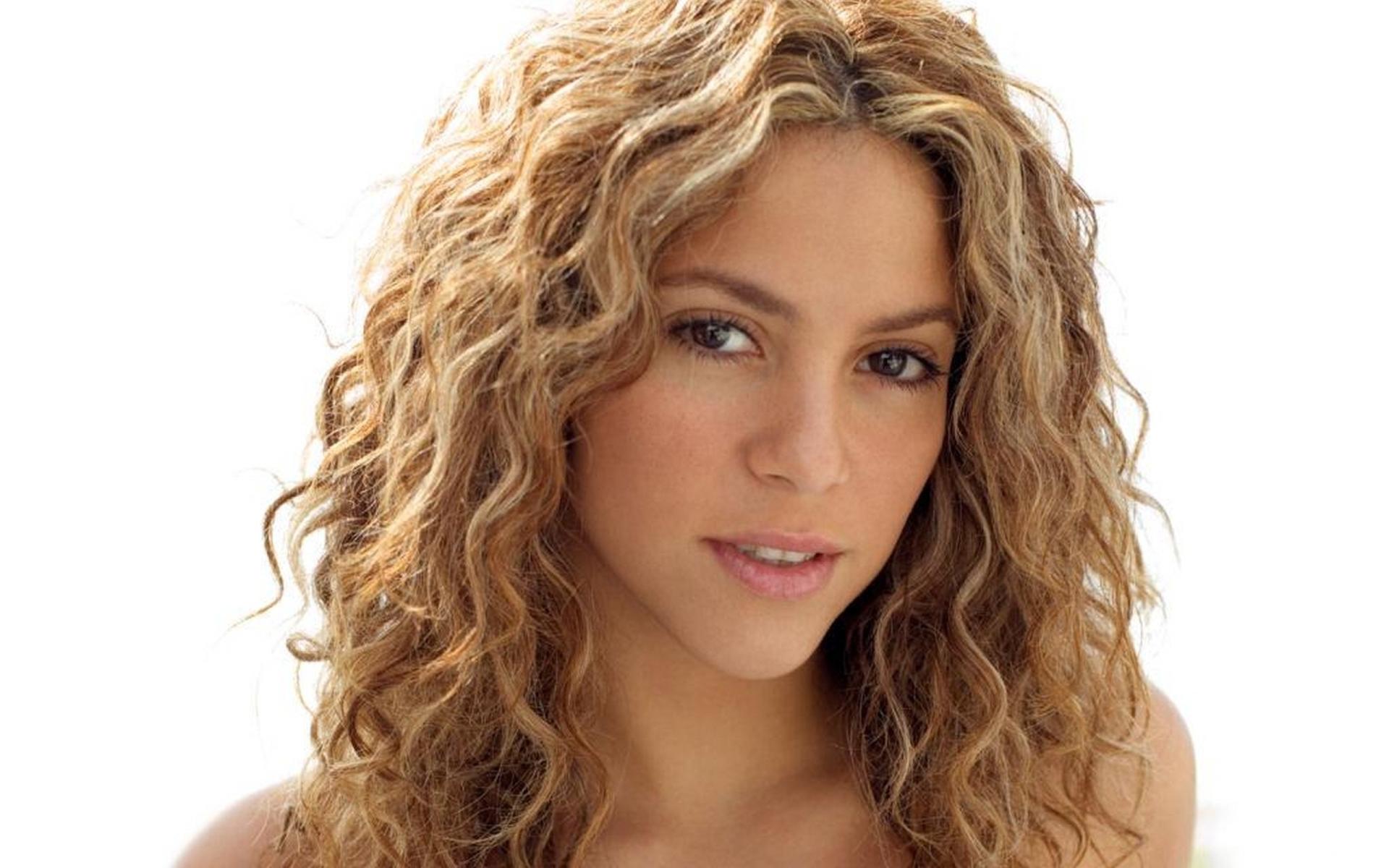 Shakira at 750 x 1334 iPhone 6 size wallpapers HD quality