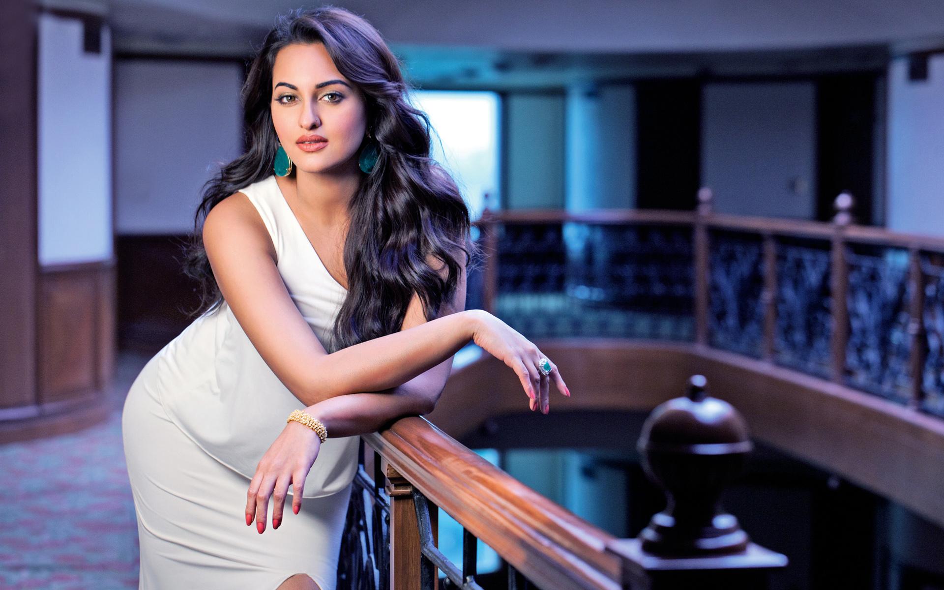 Sonakshi Sinha at 1024 x 1024 iPad size wallpapers HD quality