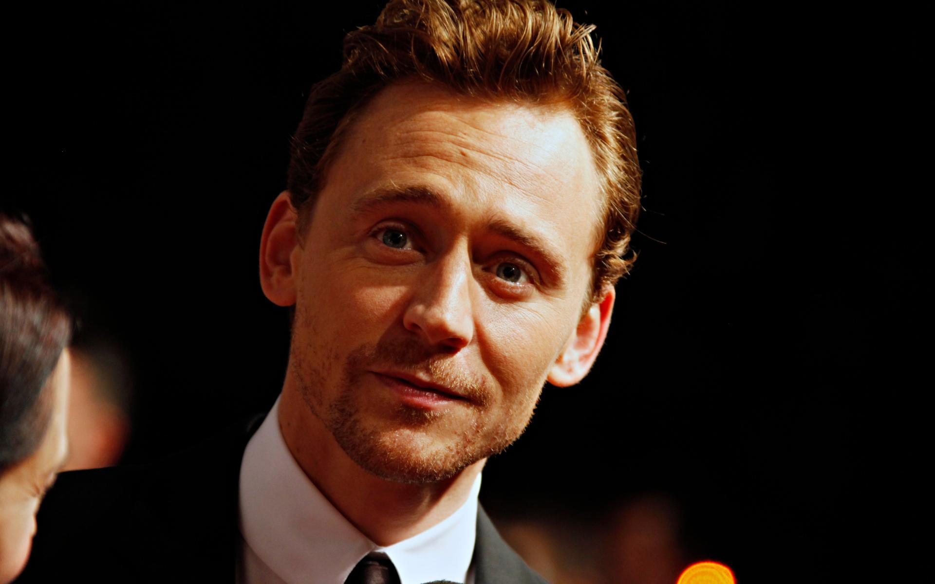 Tom Hiddleston at 2048 x 2048 iPad size wallpapers HD quality
