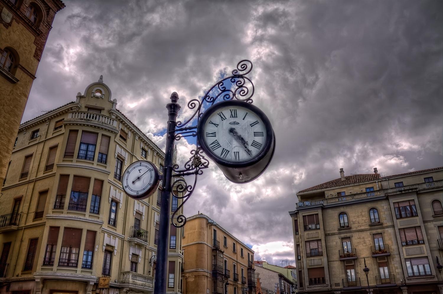 Телефон время вечер. Уличные часы на столбе. Старинные уличные часы. Часы на улице. Городские часы на столбе.