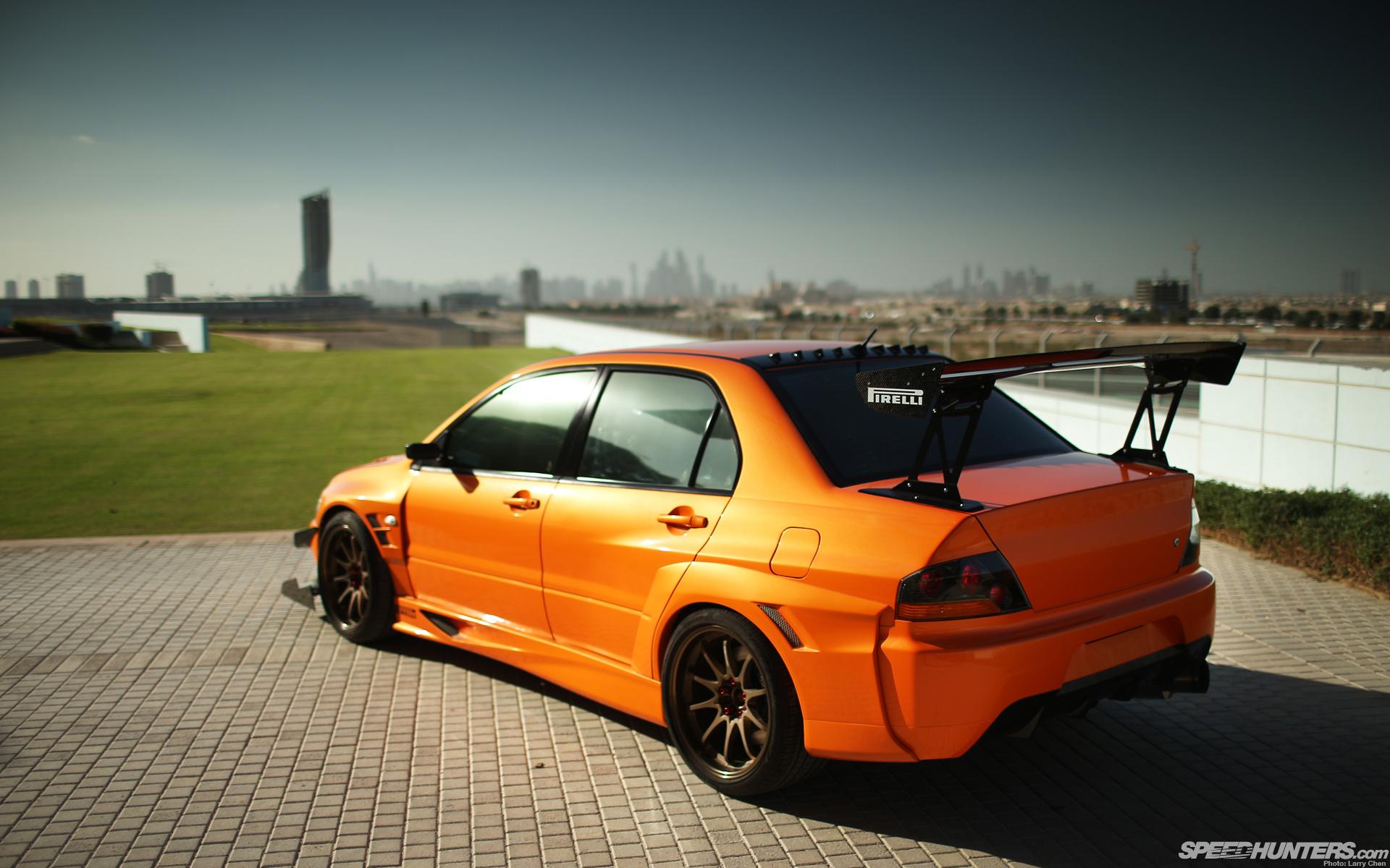 оранжеый автомобиль Mitsubishi Lancer Evolution скачать