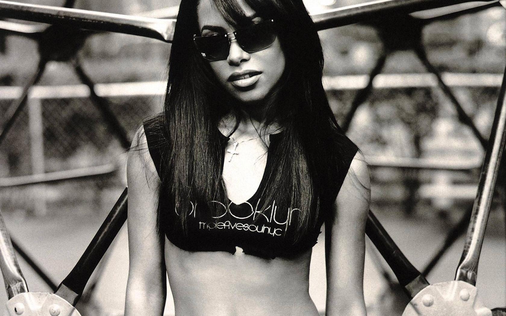 Aaliyah at 320 x 480 iPhone size wallpapers HD quality