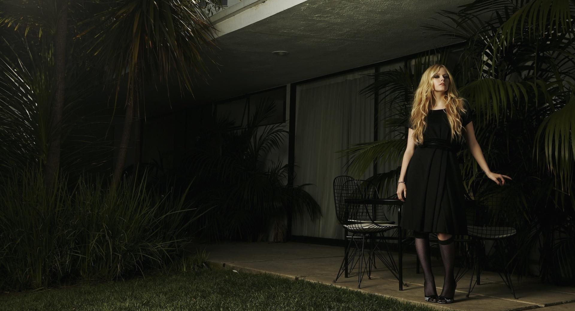 Avril Lavigne In Dress Black at 1280 x 960 size wallpapers HD quality