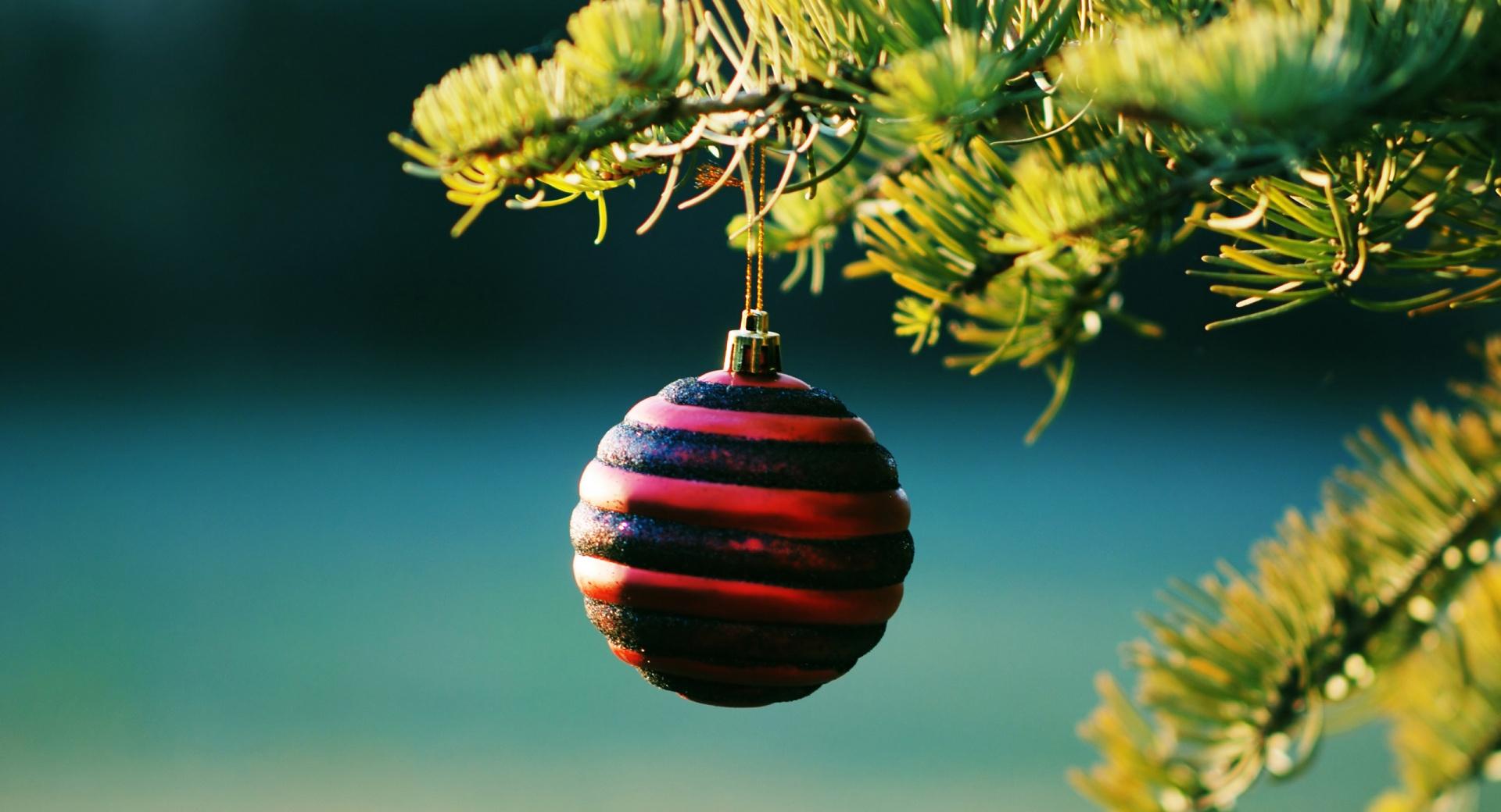 Christmas Bauble at 640 x 960 iPhone 4 size wallpapers HD quality