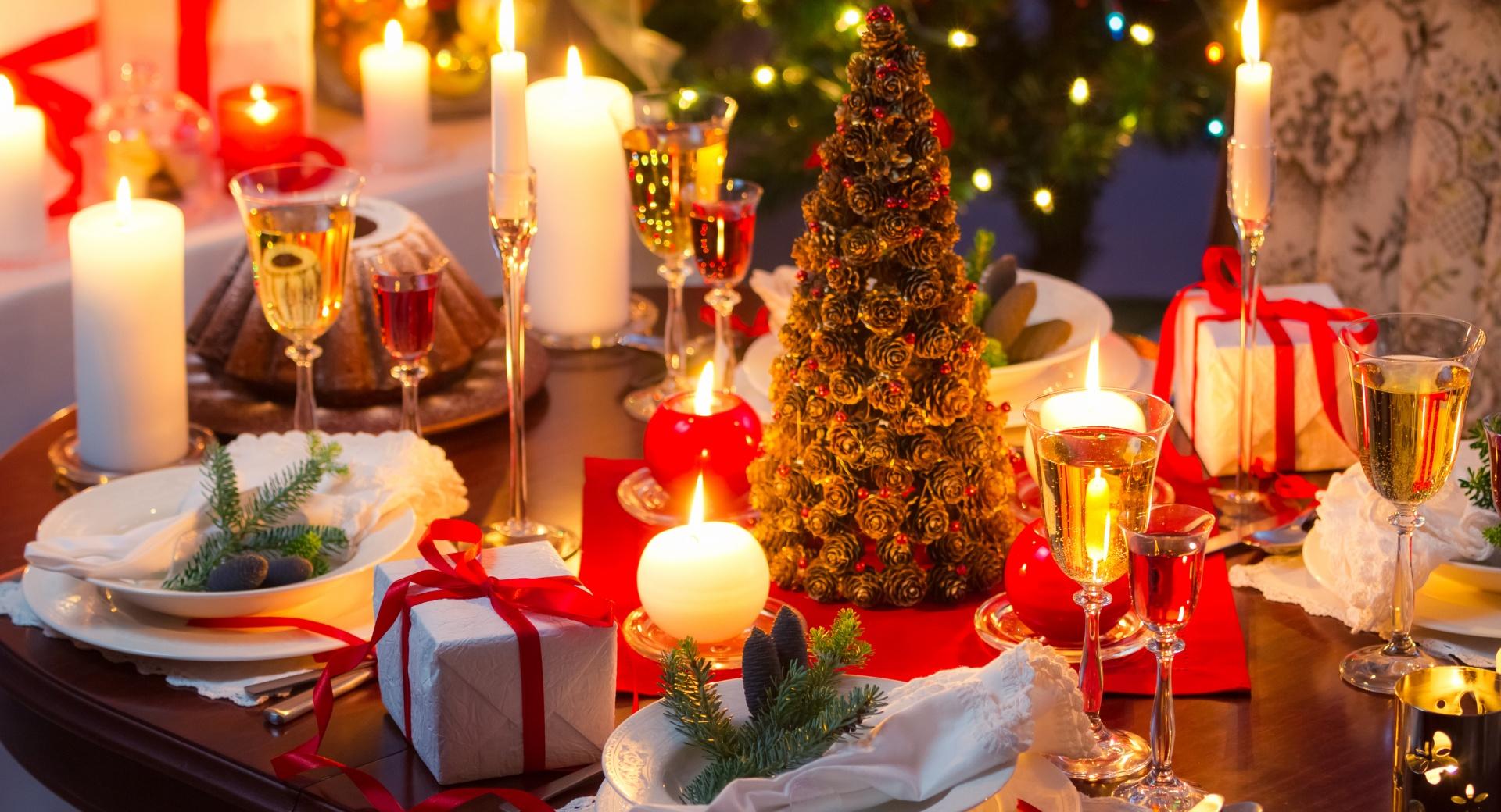Christmas Dinner Table at 1024 x 1024 iPad size wallpapers HD quality