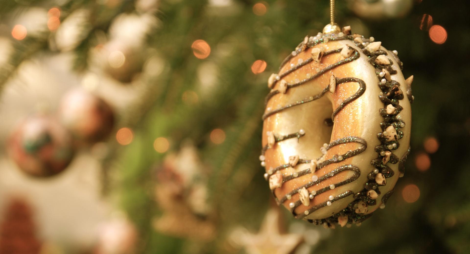 Christmas Donut Ornament at 1600 x 1200 size wallpapers HD quality