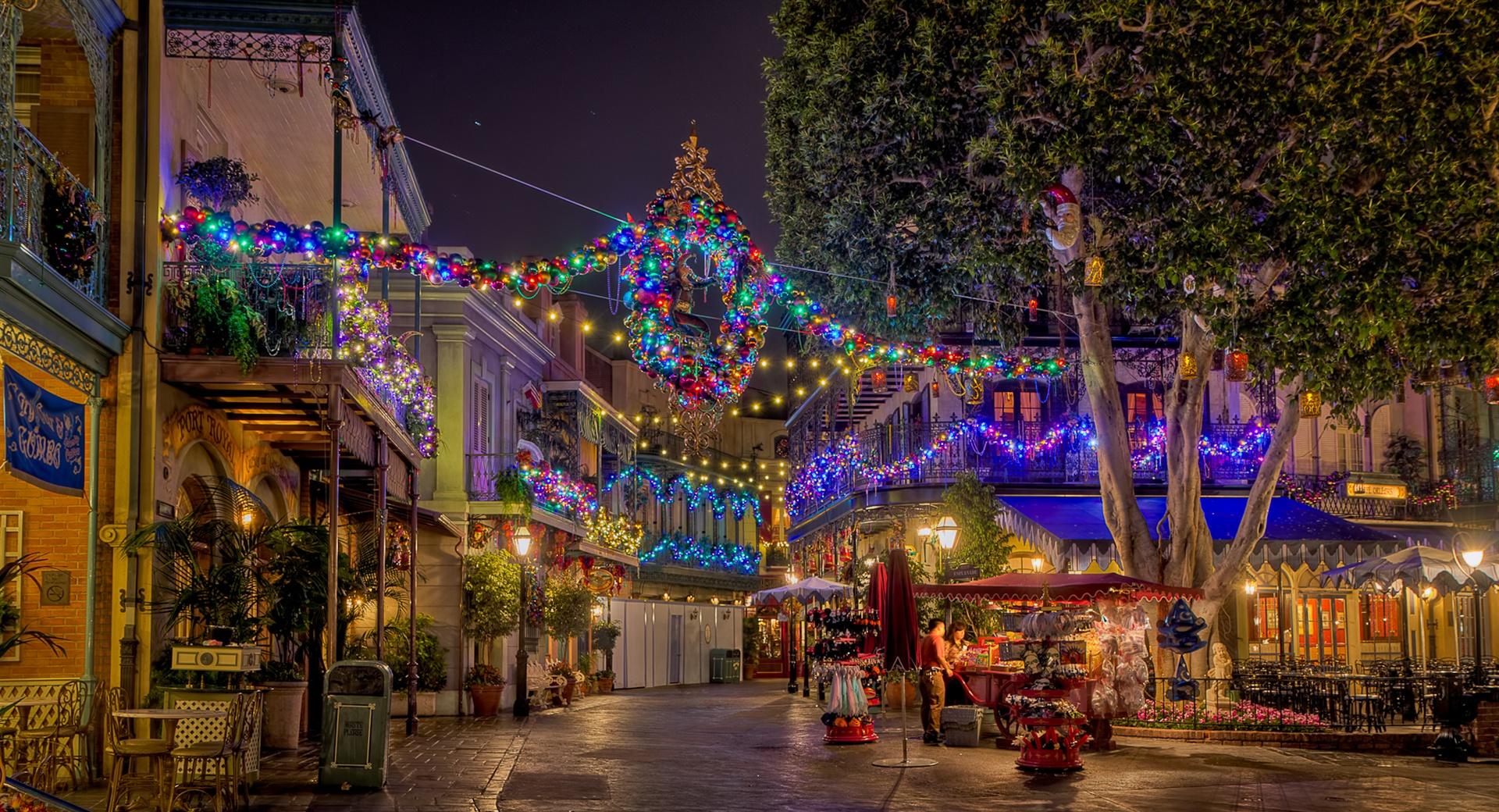 Christmas Lights are Up at 1600 x 1200 size wallpapers HD quality