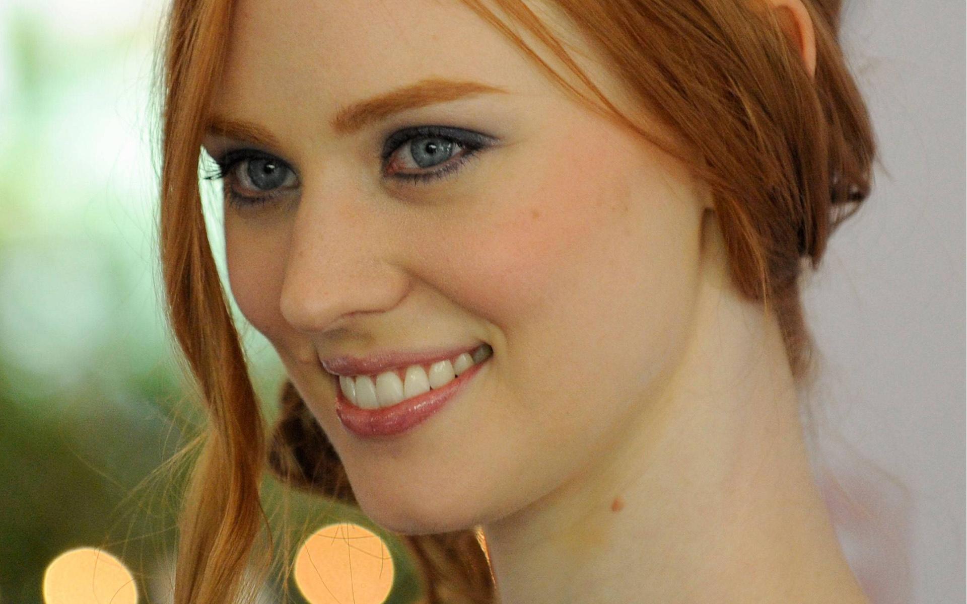 Deborah Ann Woll at 320 x 480 iPhone size wallpapers HD quality