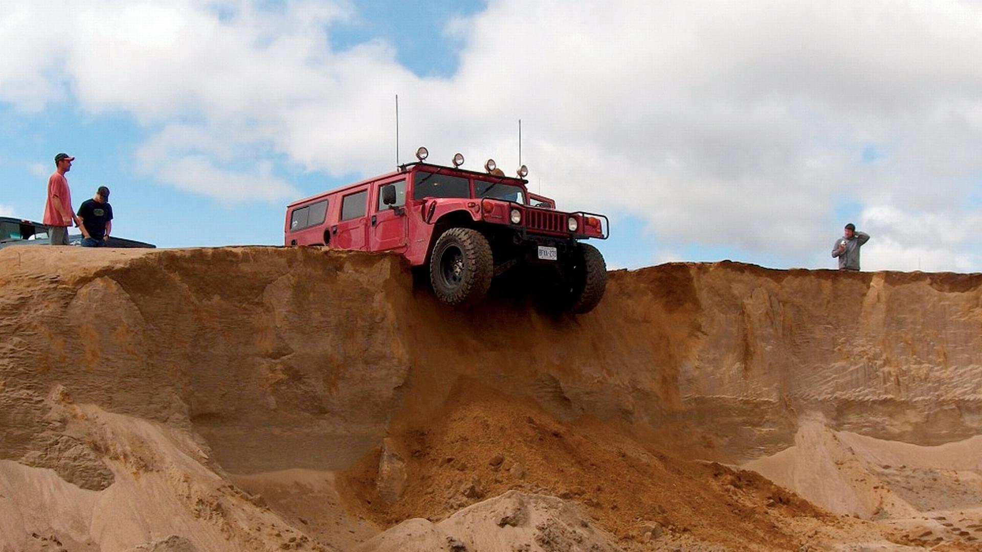 Hummer в пустыне скачать