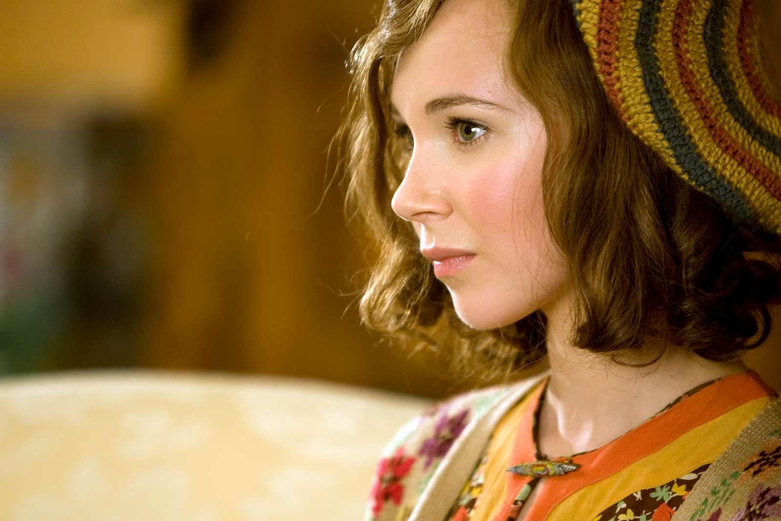 Juno Temple at 2048 x 2048 iPad size wallpapers HD quality