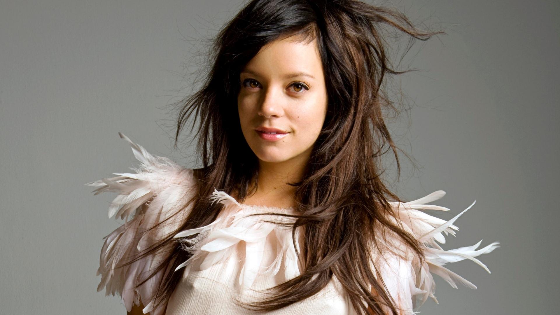 Lily Allen at 1024 x 1024 iPad size wallpapers HD quality