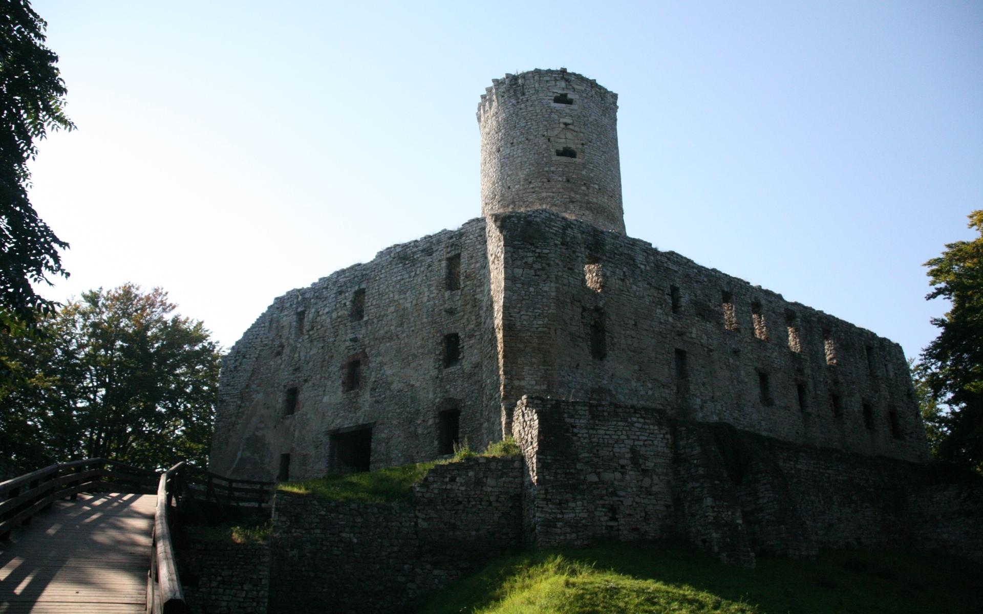 Lipowiec Castle at 320 x 480 iPhone size wallpapers HD quality