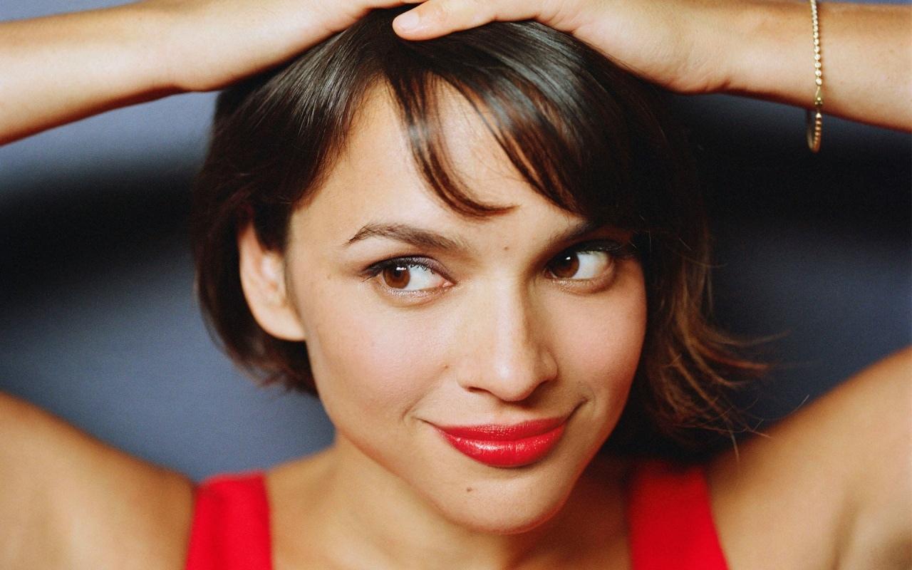 Norah Jones at 640 x 1136 iPhone 5 size wallpapers HD quality