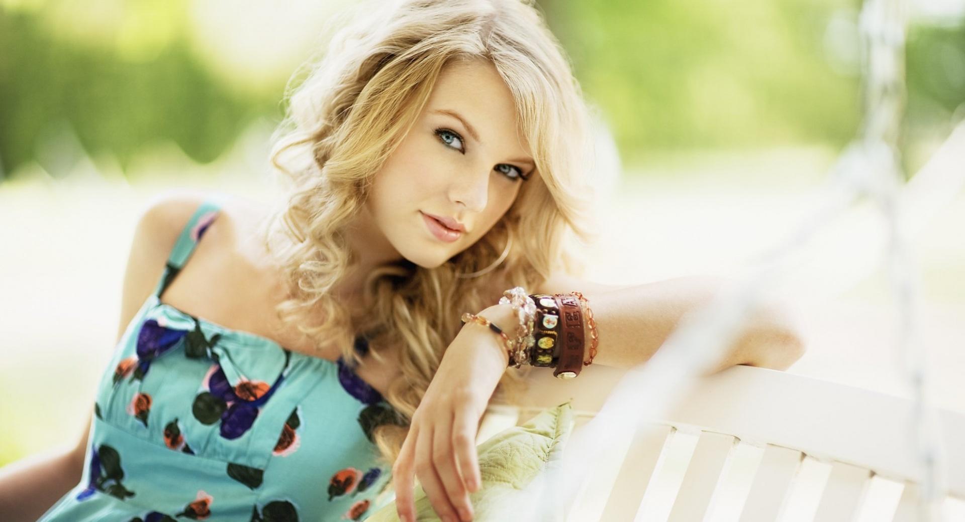 Taylor Swift Fearless at 1152 x 864 size wallpapers HD quality