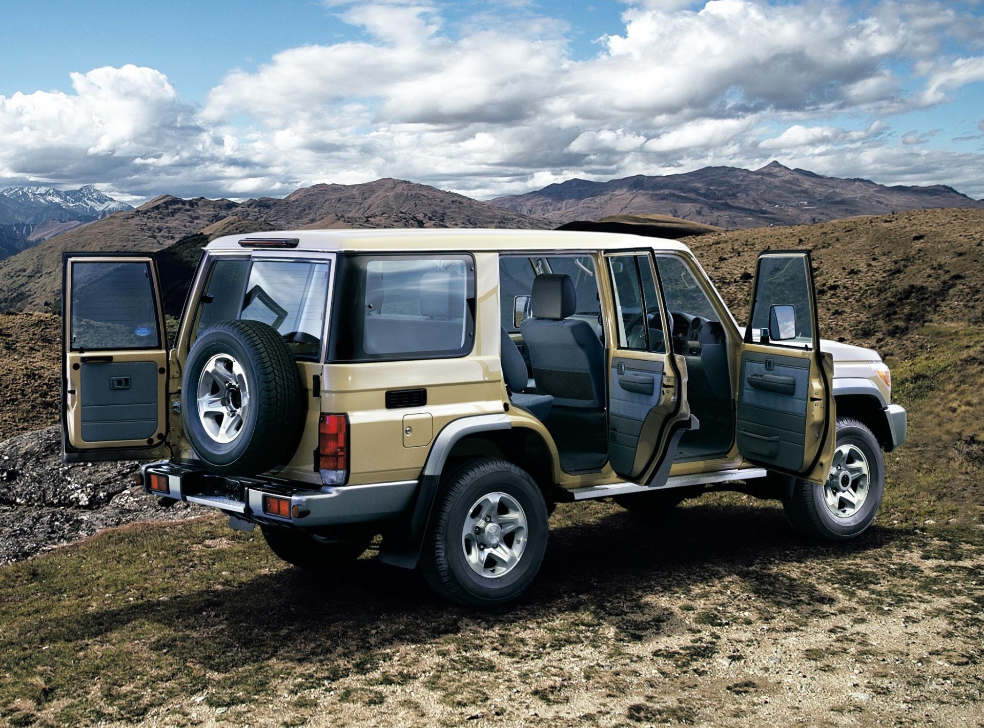 Toyota Land Cruiser at 1024 x 1024 iPad size wallpapers HD quality