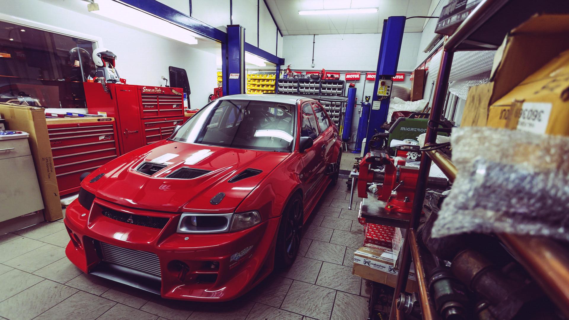 Сто восторгов. Митсубиси Лансер Эво в гараже. Mitsubishi Lancer Evolution x гараж. Митсубиси Эволюшн в гараже. Автосервис Лансер Эволюшн.