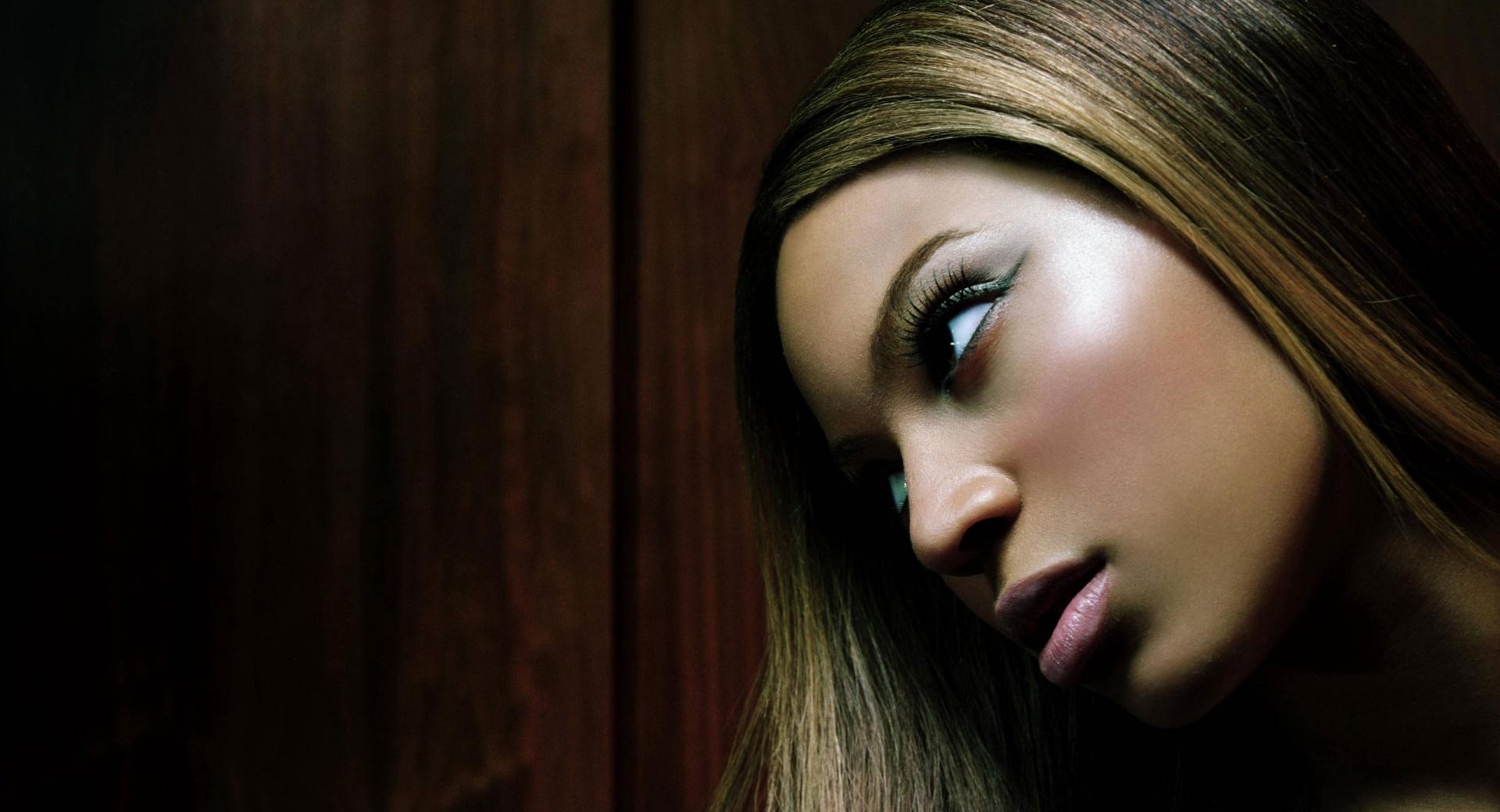Beyonce at 1600 x 1200 size wallpapers HD quality
