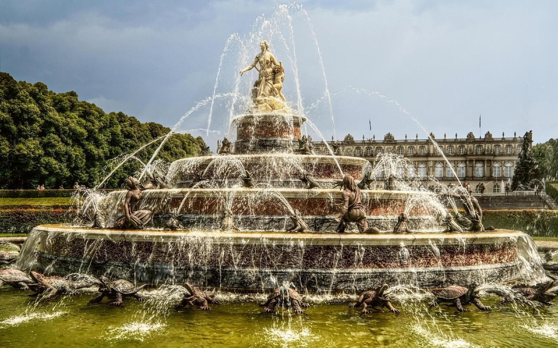 Fountain at 1024 x 1024 iPad size wallpapers HD quality