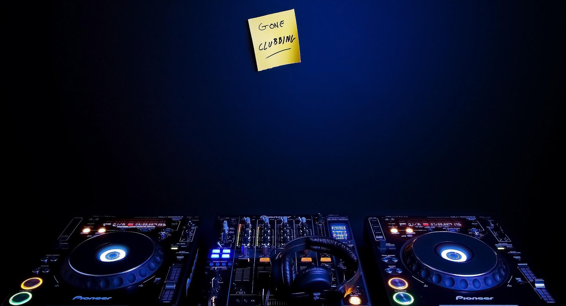 Gone Clubbing at 750 x 1334 iPhone 6 size wallpapers HD quality