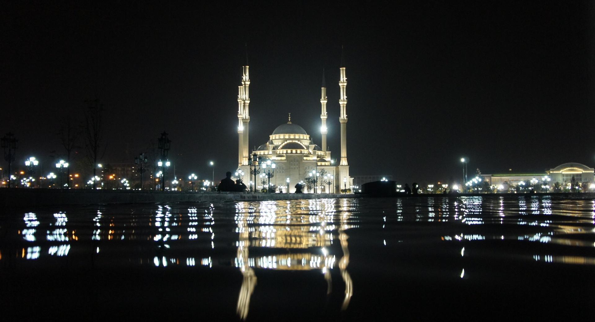 Grozny Mosque At Night at 320 x 480 iPhone size wallpapers HD quality